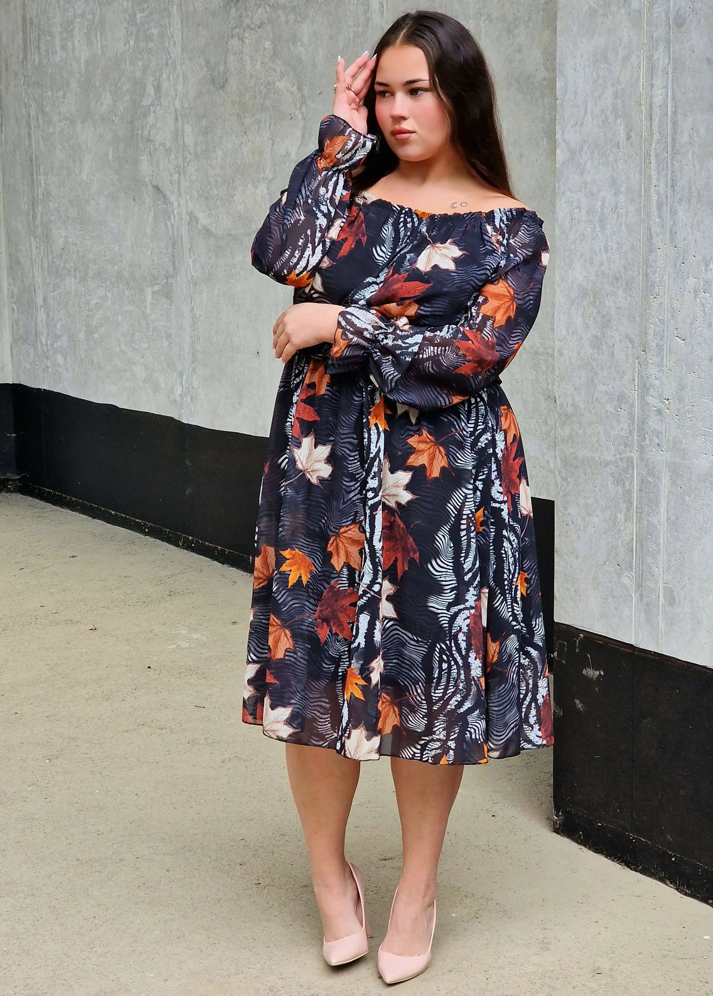 Sukienka w jesienne liście Stylowa XL