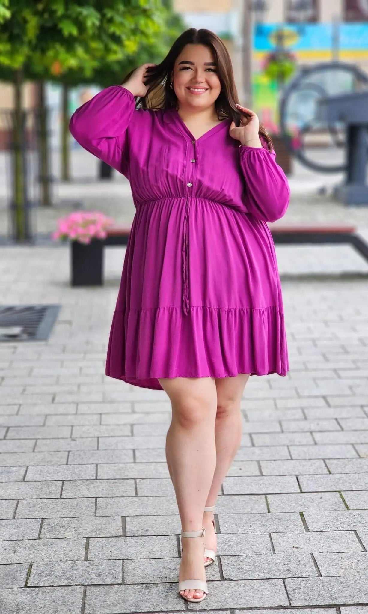 Sukienka w kolorze fuksji z wiązaniem Stylowa XL