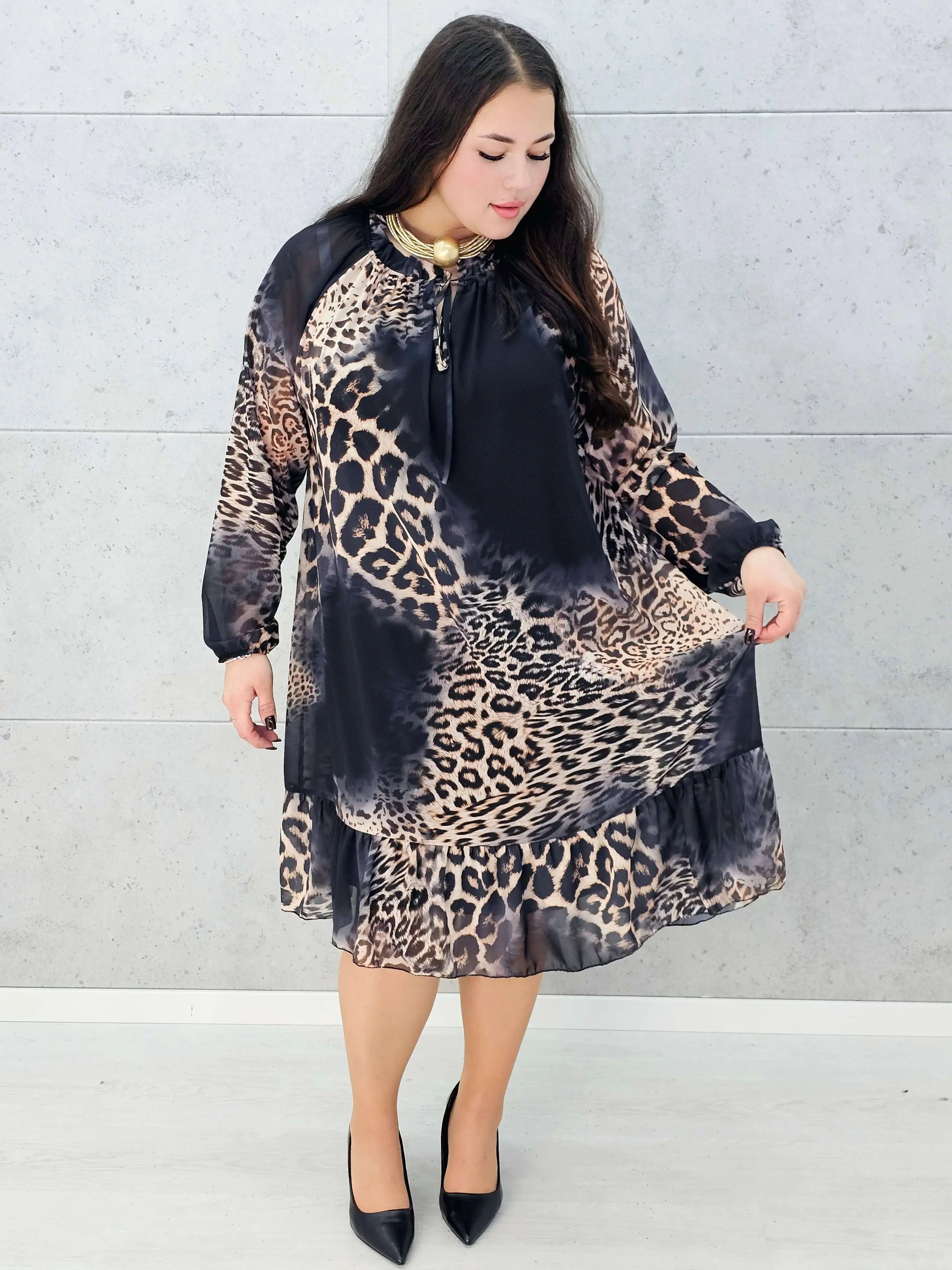 Sukienka midi plus size w panterkę z falbaną – Stylowa XL