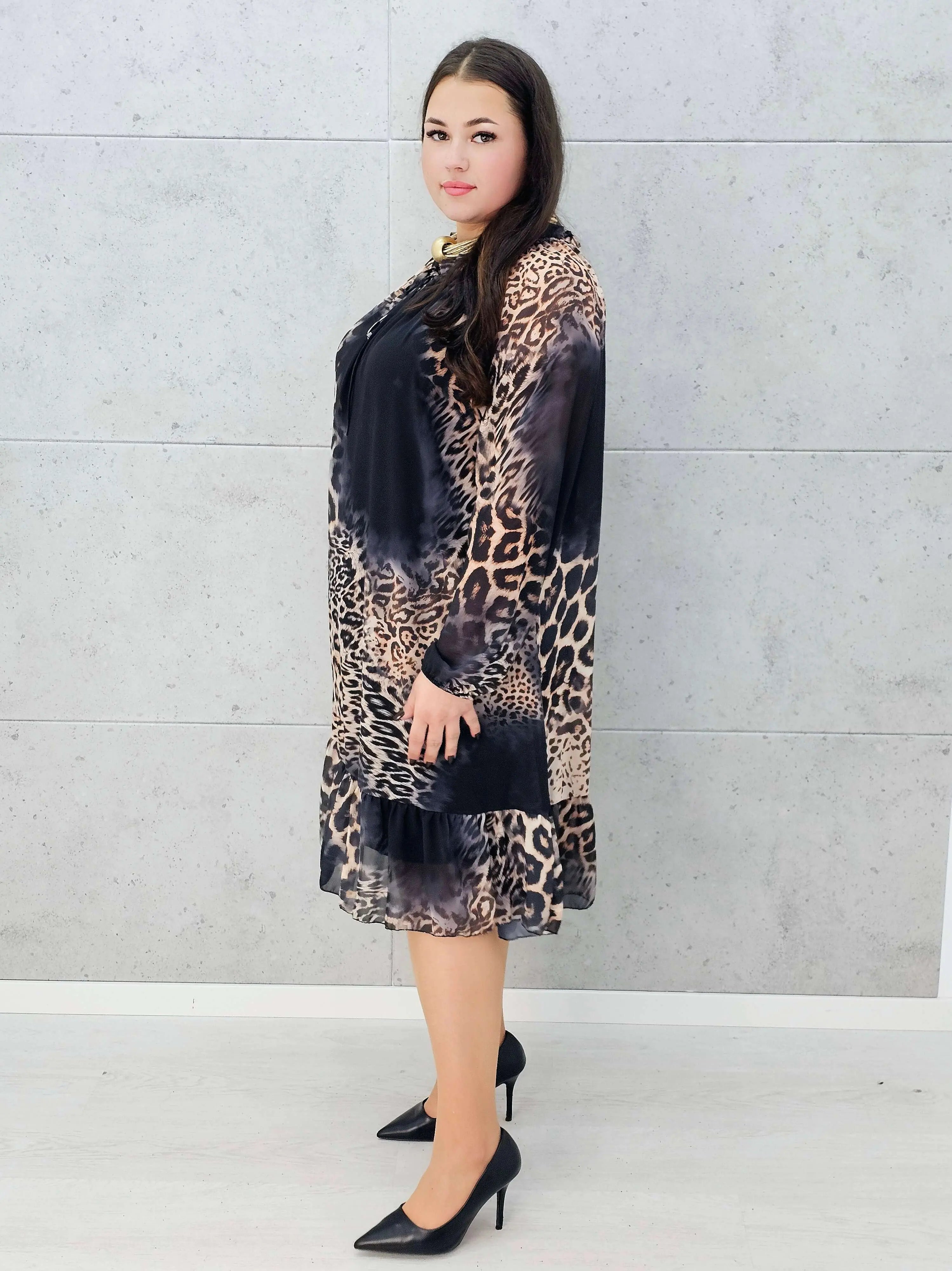 Sukienka w panterkę z falbaną midi – Stylowa XL