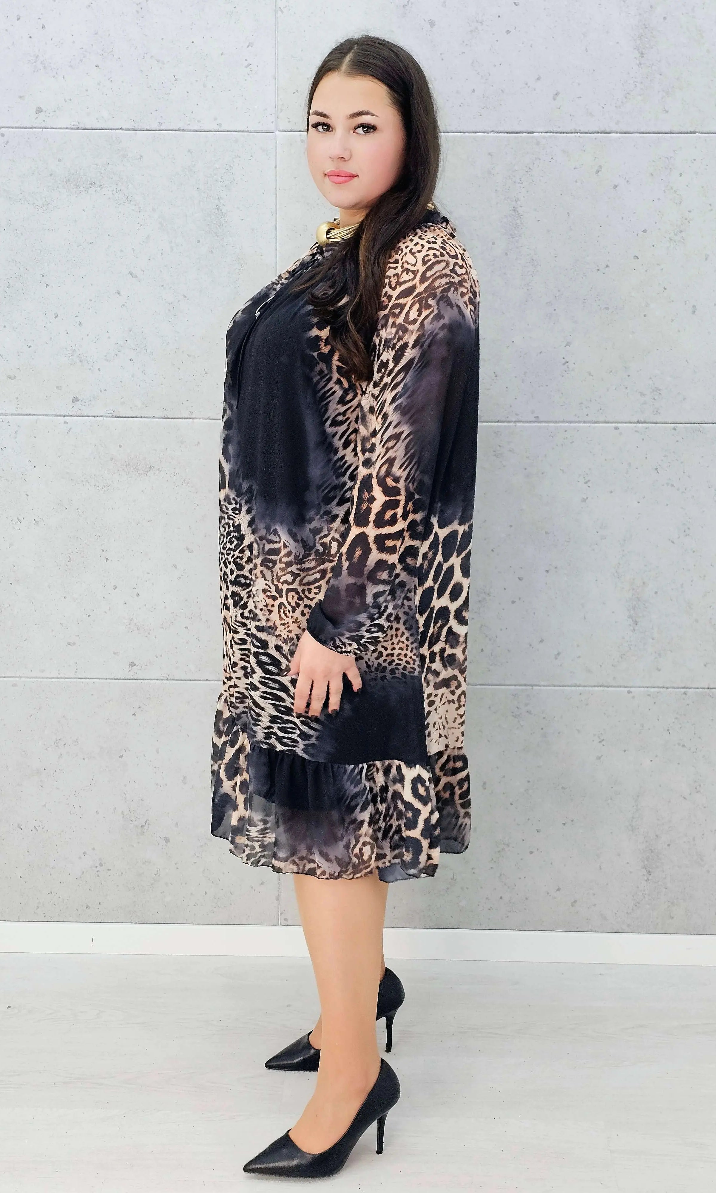 Sukienka w panterkę z falbaną midi – Stylowa XL