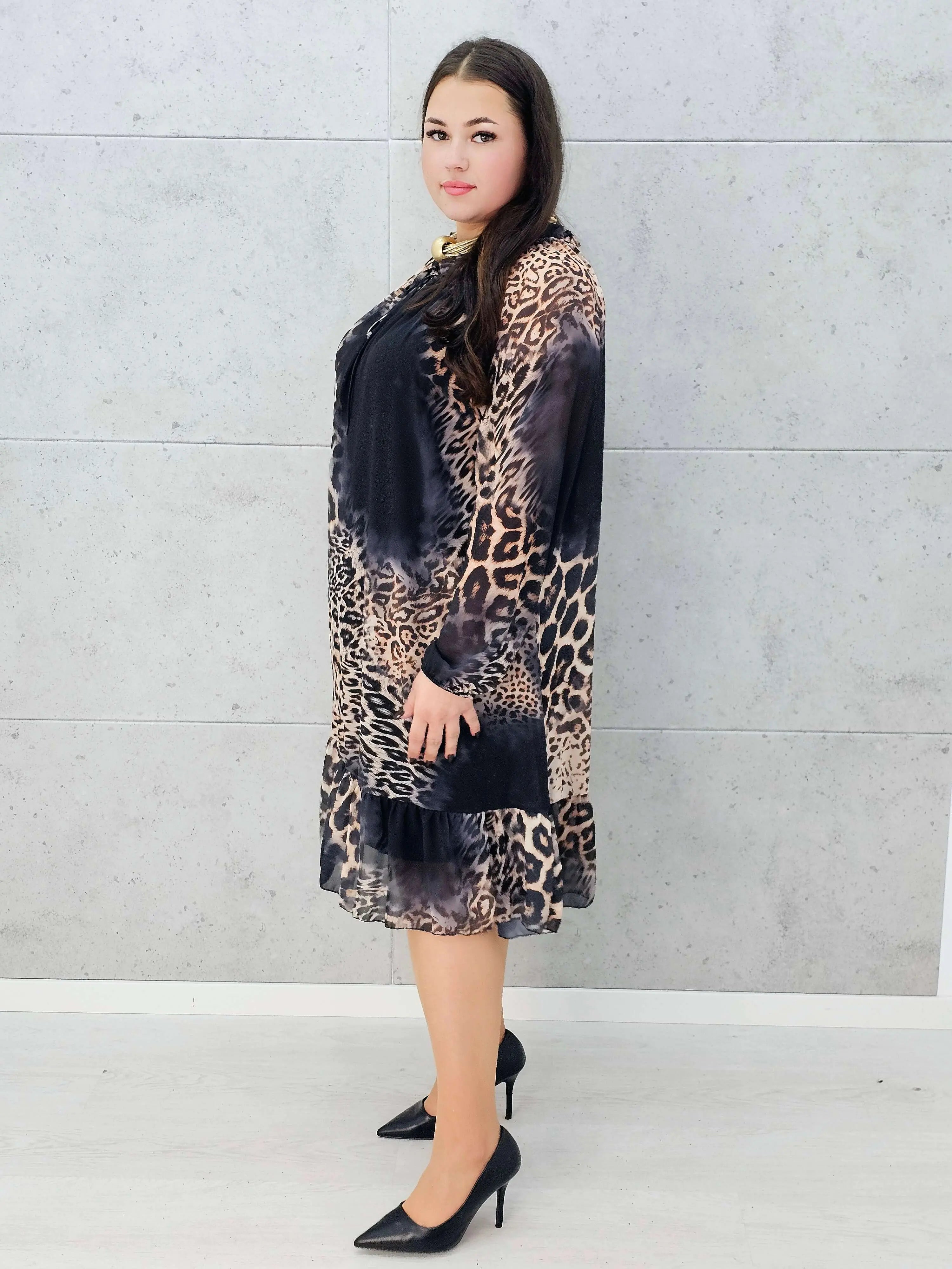 Sukienka w panterkę z falbaną midi – Stylowa XL