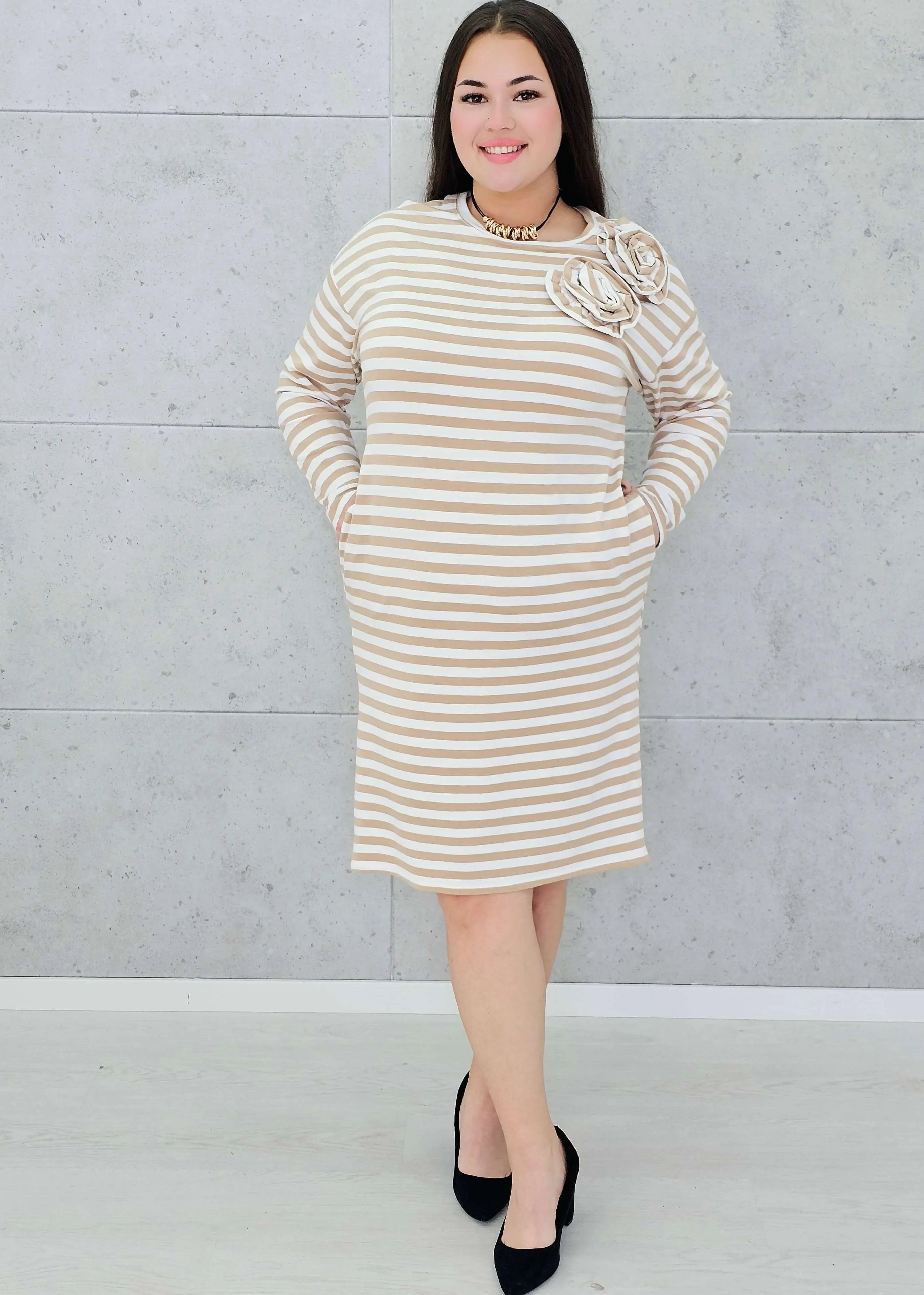 Sukienka w paski z kwiatową aplikacją – moda dla kobiet plus size. Stylowa XL