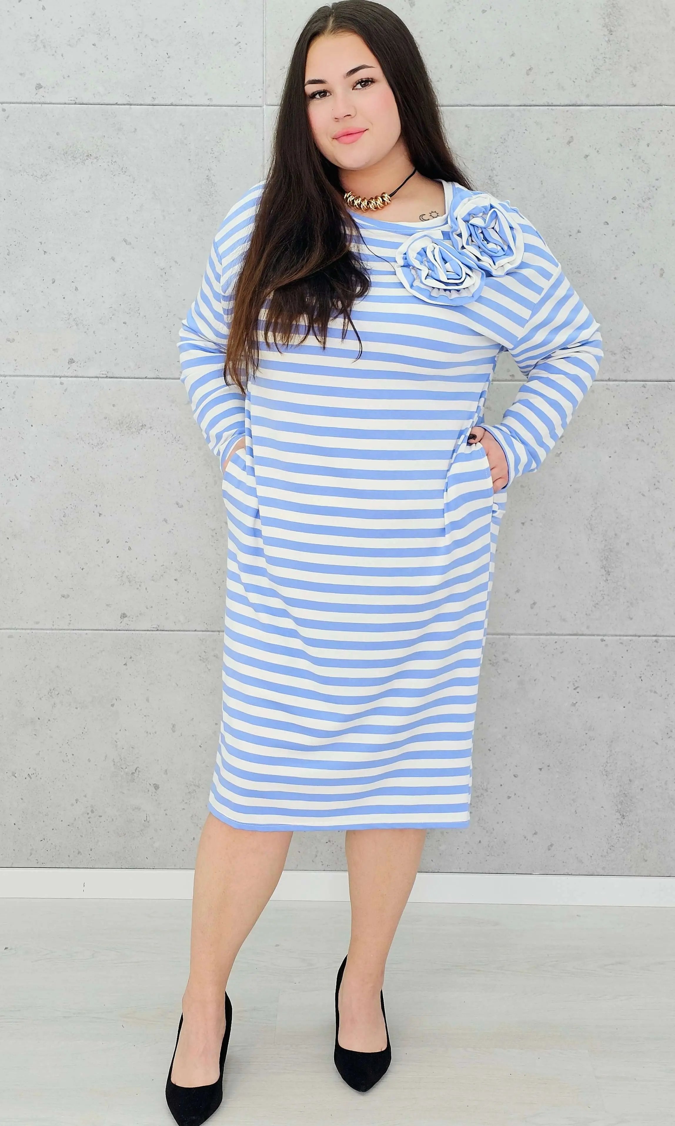 Sukienka w paski z kwiatową aplikacją – moda dla kobiet plus size. Stylowa XL