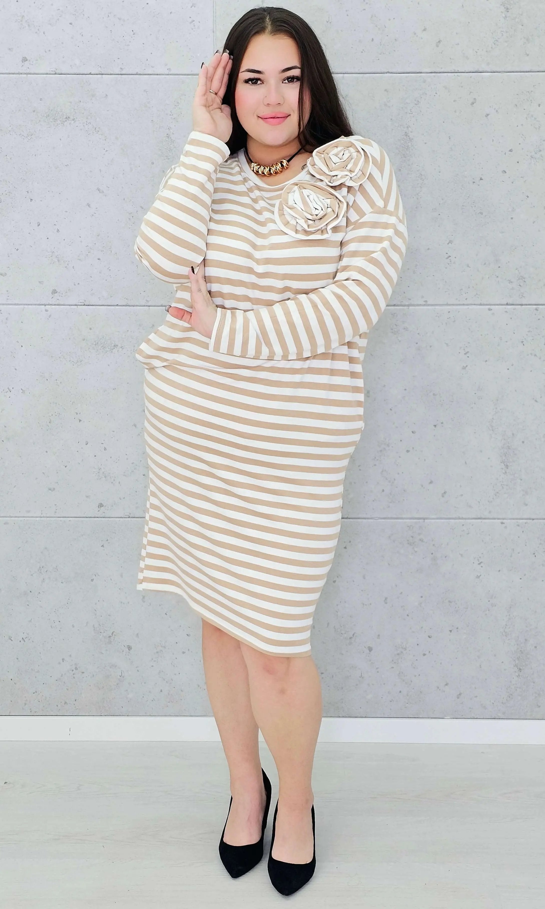 Sukienka w paski z kwiatową aplikacją – moda dla kobiet plus size. Stylowa XL