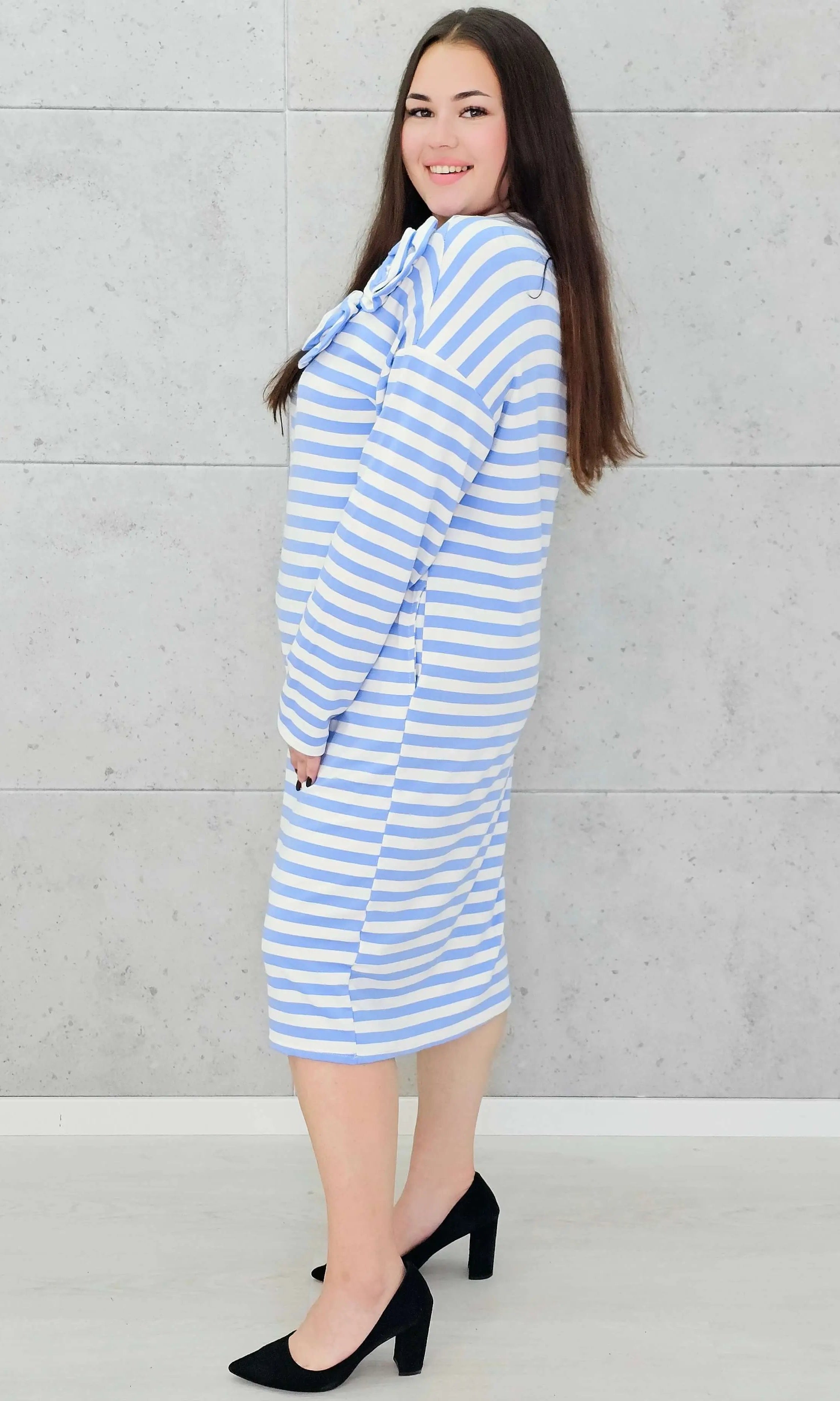 Sukienka w paski z kwiatową aplikacją – moda dla kobiet plus size. Stylowa XL