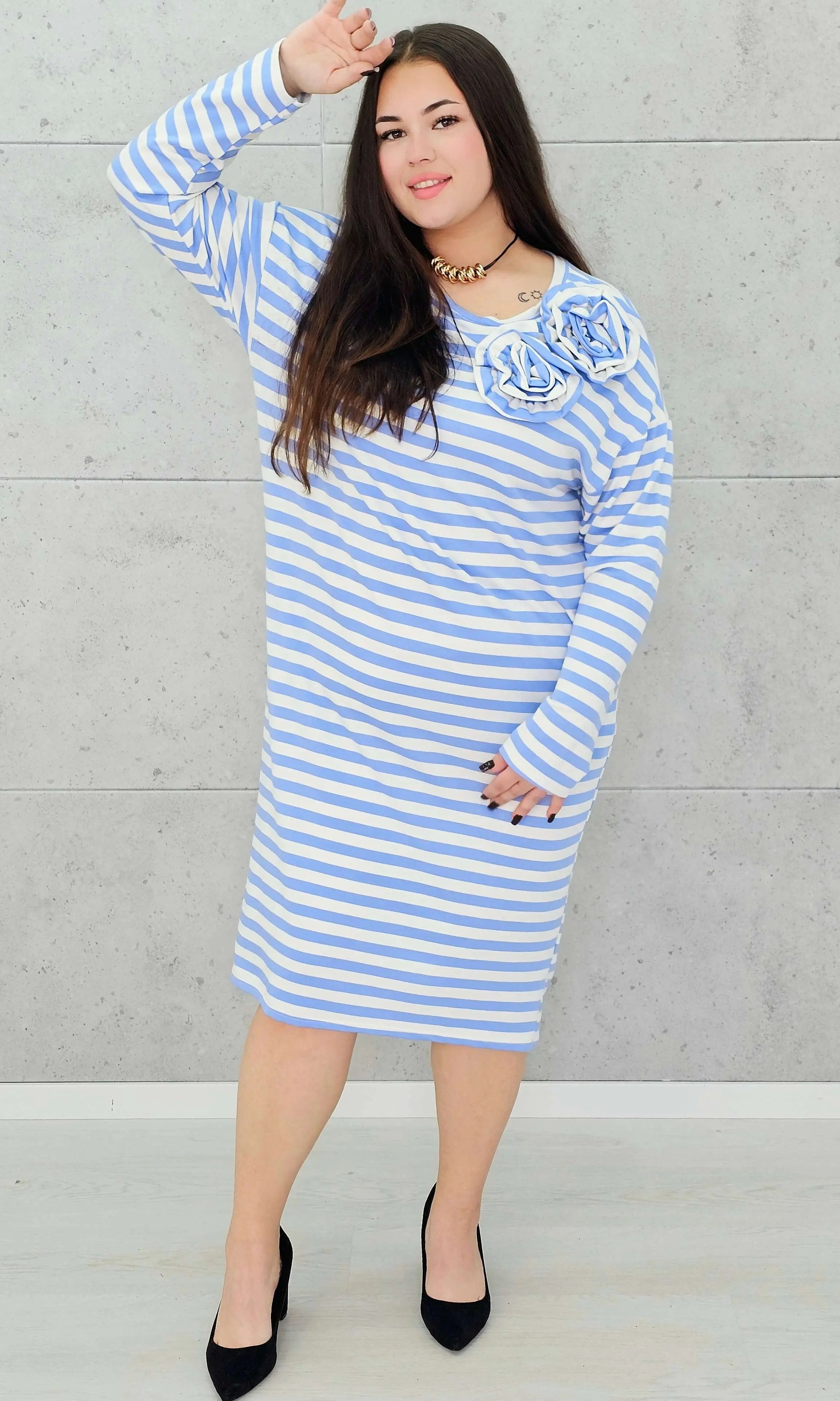 Sukienka w paski z kwiatową aplikacją – moda dla kobiet plus size. Stylowa XL