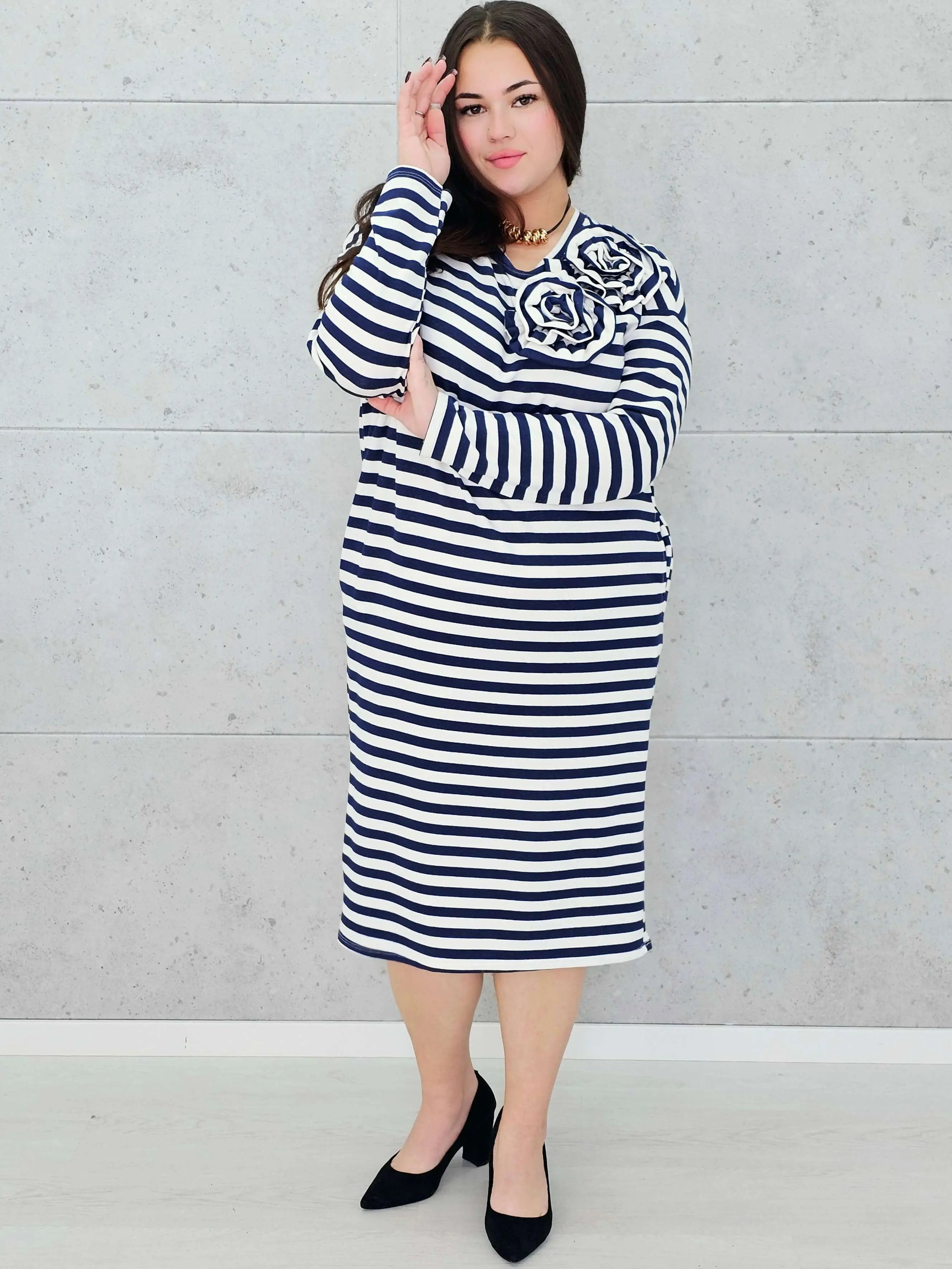 Sukienka w paski z kwiatową aplikacją – moda dla kobiet plus size. Stylowa XL