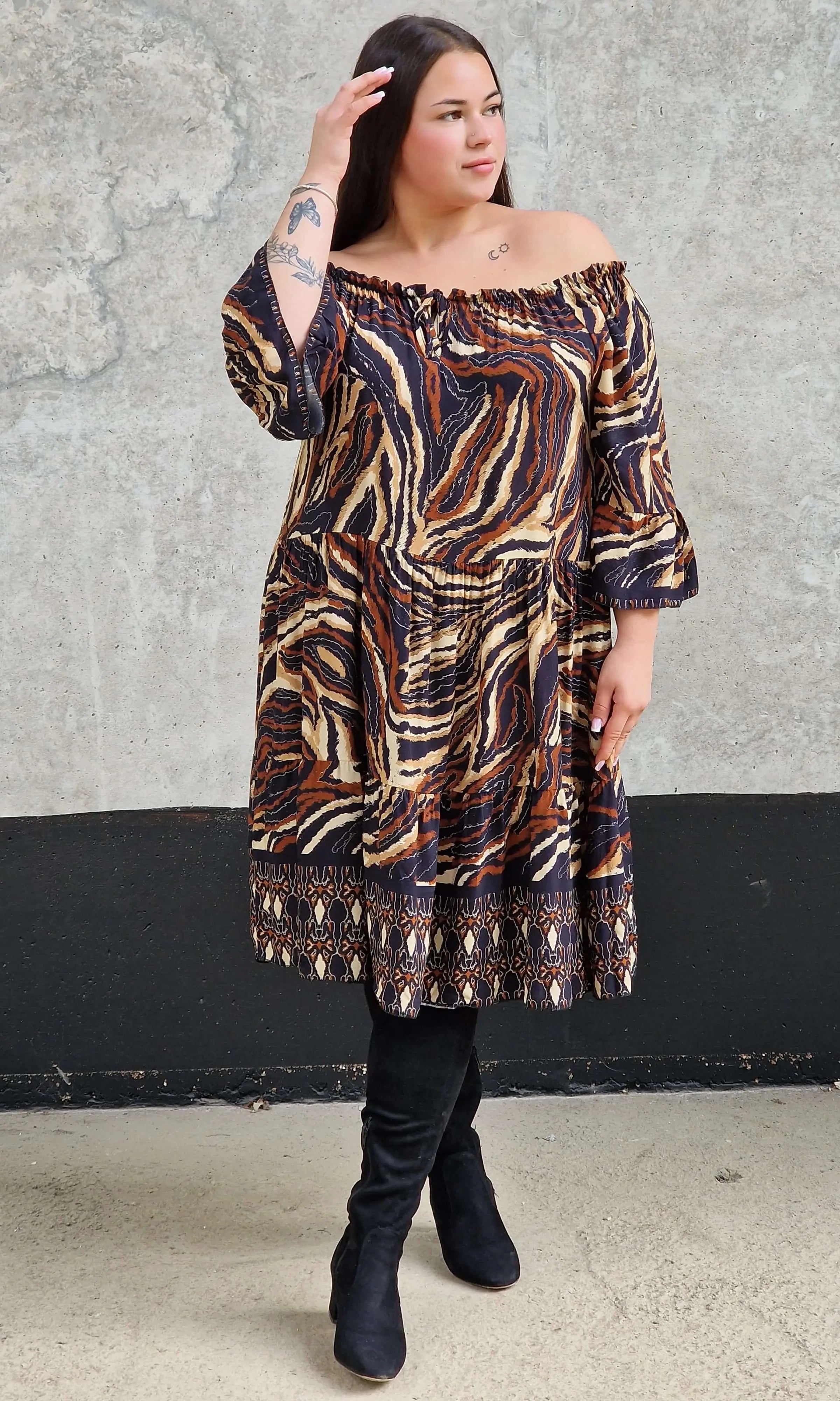 Sukienka w wzór brązowy i wiązaniem przy dekolcie. Stylowa XL