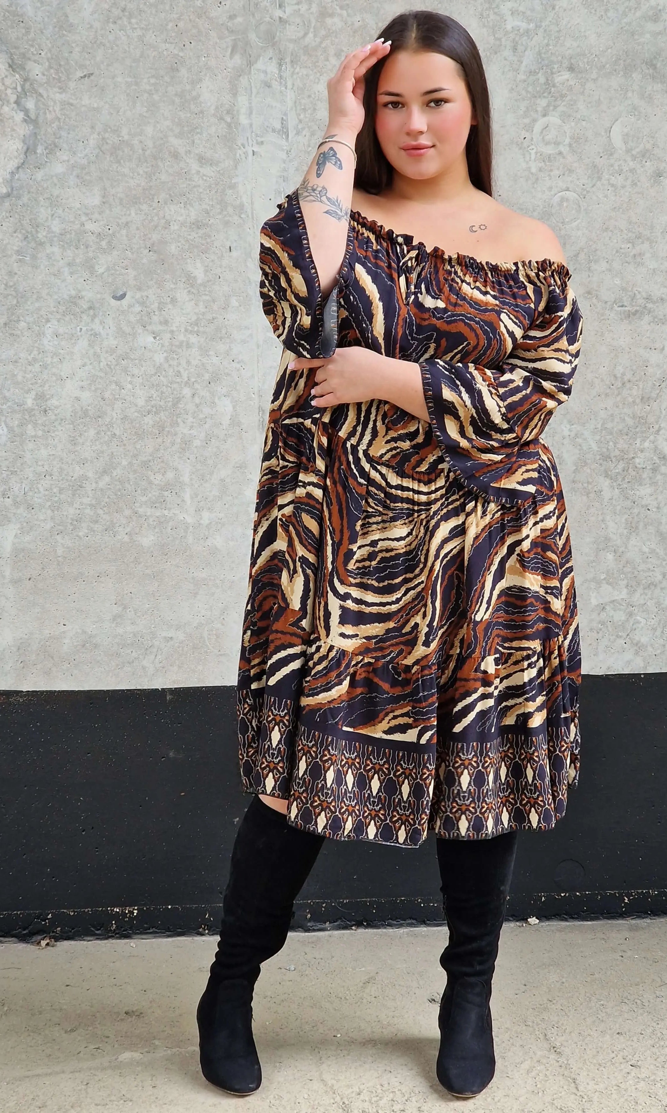 Sukienka w wzór brązowy i wiązaniem przy dekolcie. Stylowa XL