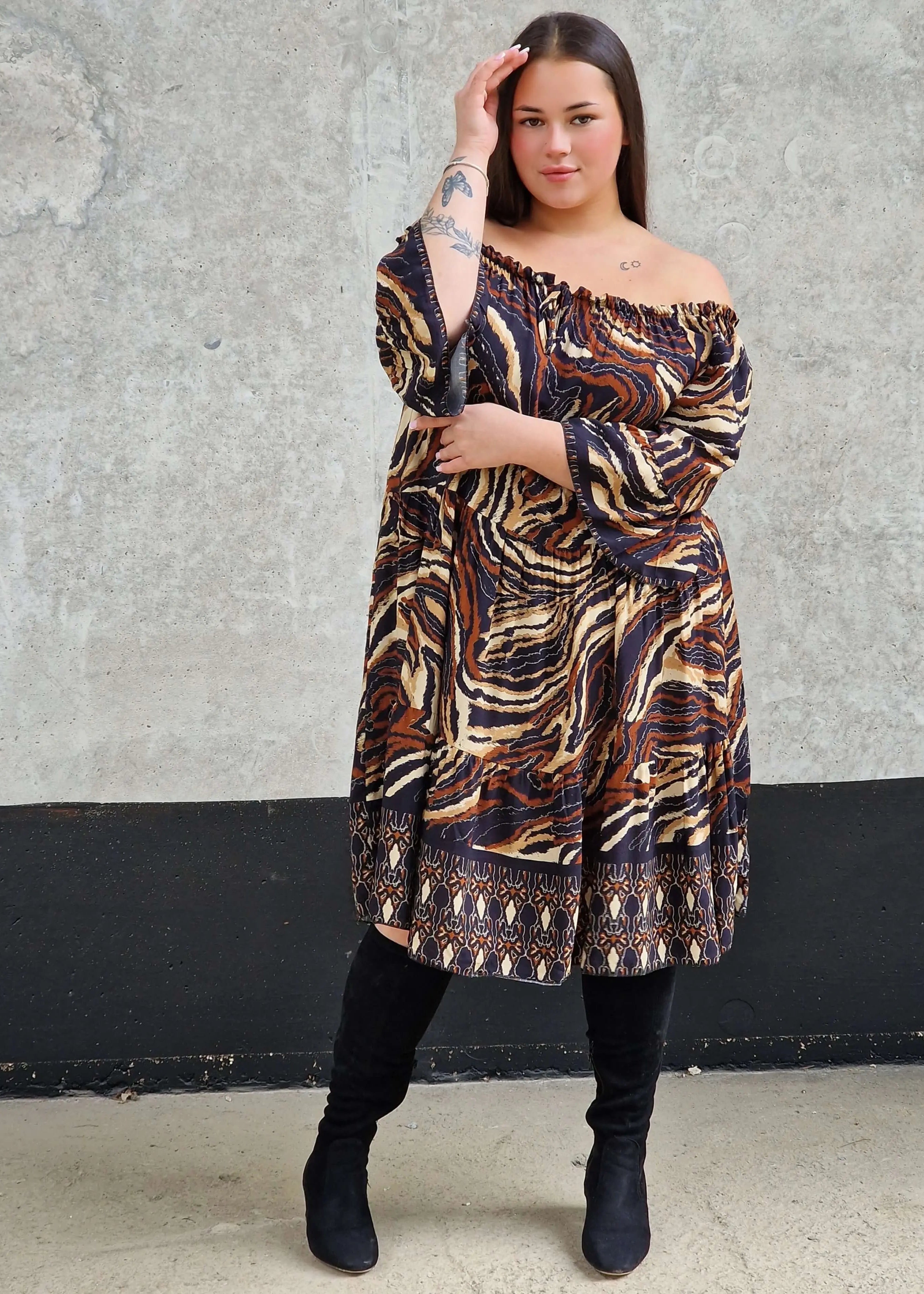 Sukienka w wzór brązowy i wiązaniem przy dekolcie. Stylowa XL