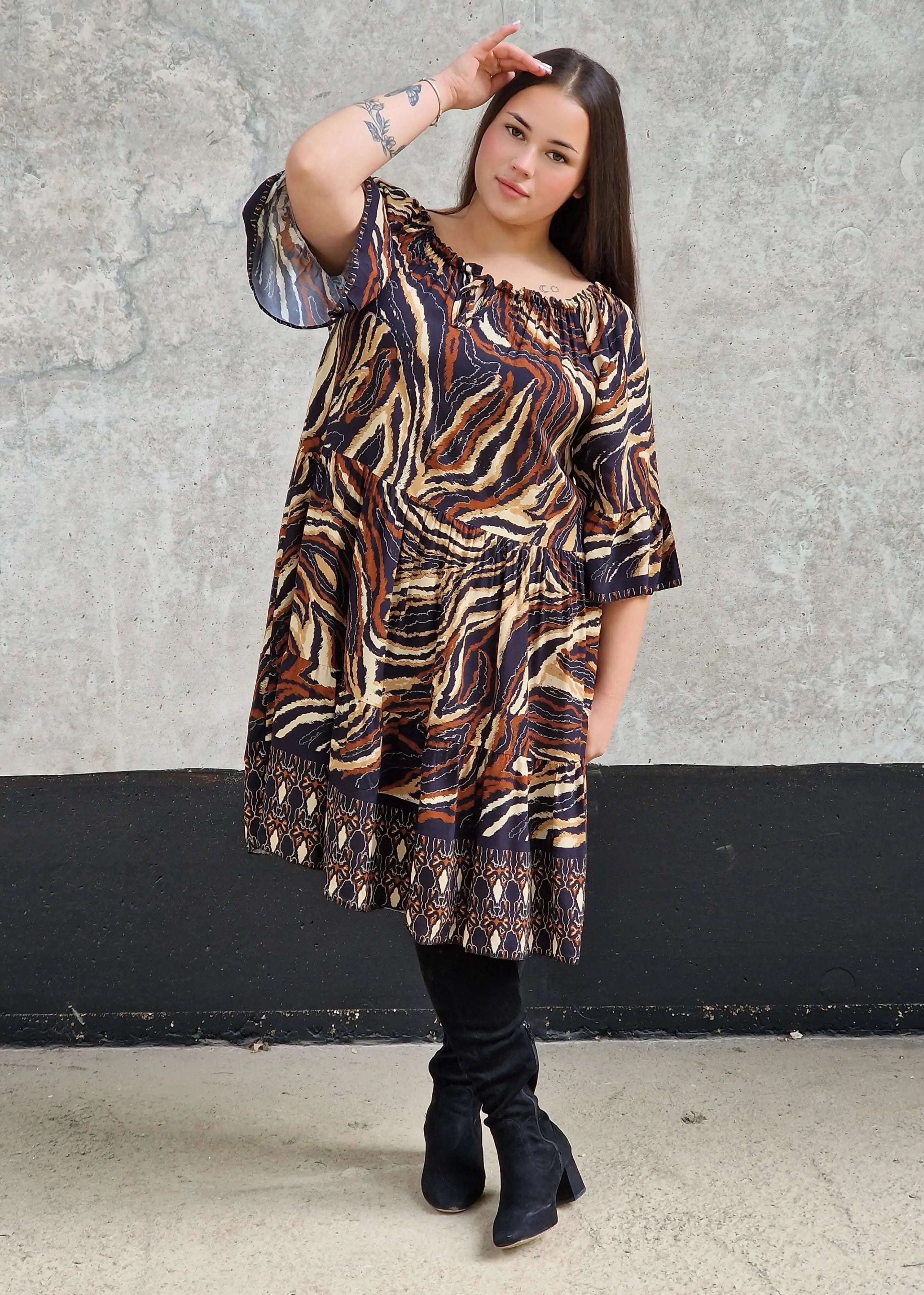 Sukienka w wzór brązowy i wiązaniem przy dekolcie. Stylowa XL