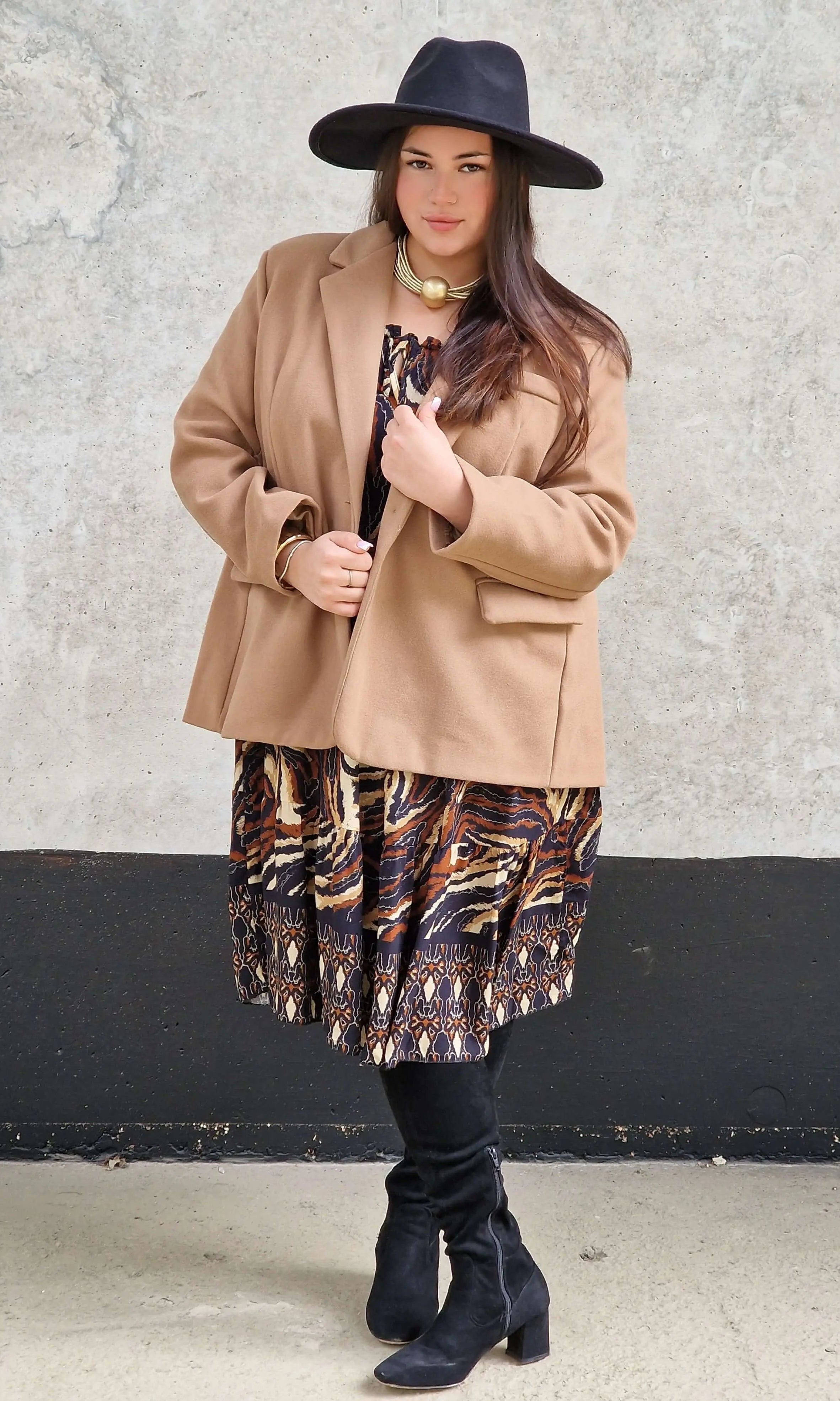 Sukienka w wzór brązowy i wiązaniem przy dekolcie. Stylowa XL