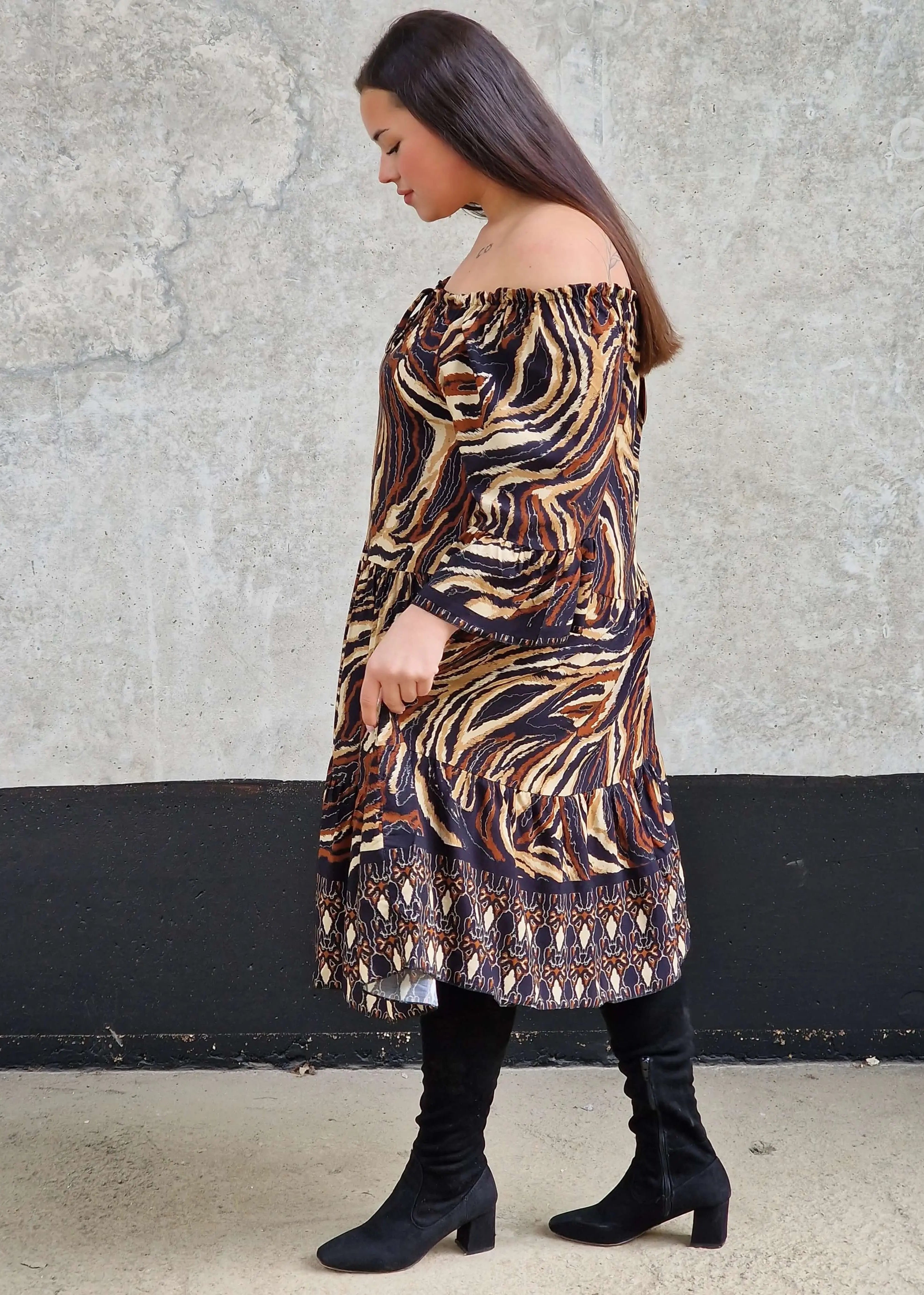 Sukienka w wzór brązowy i wiązaniem przy dekolcie. Stylowa XL