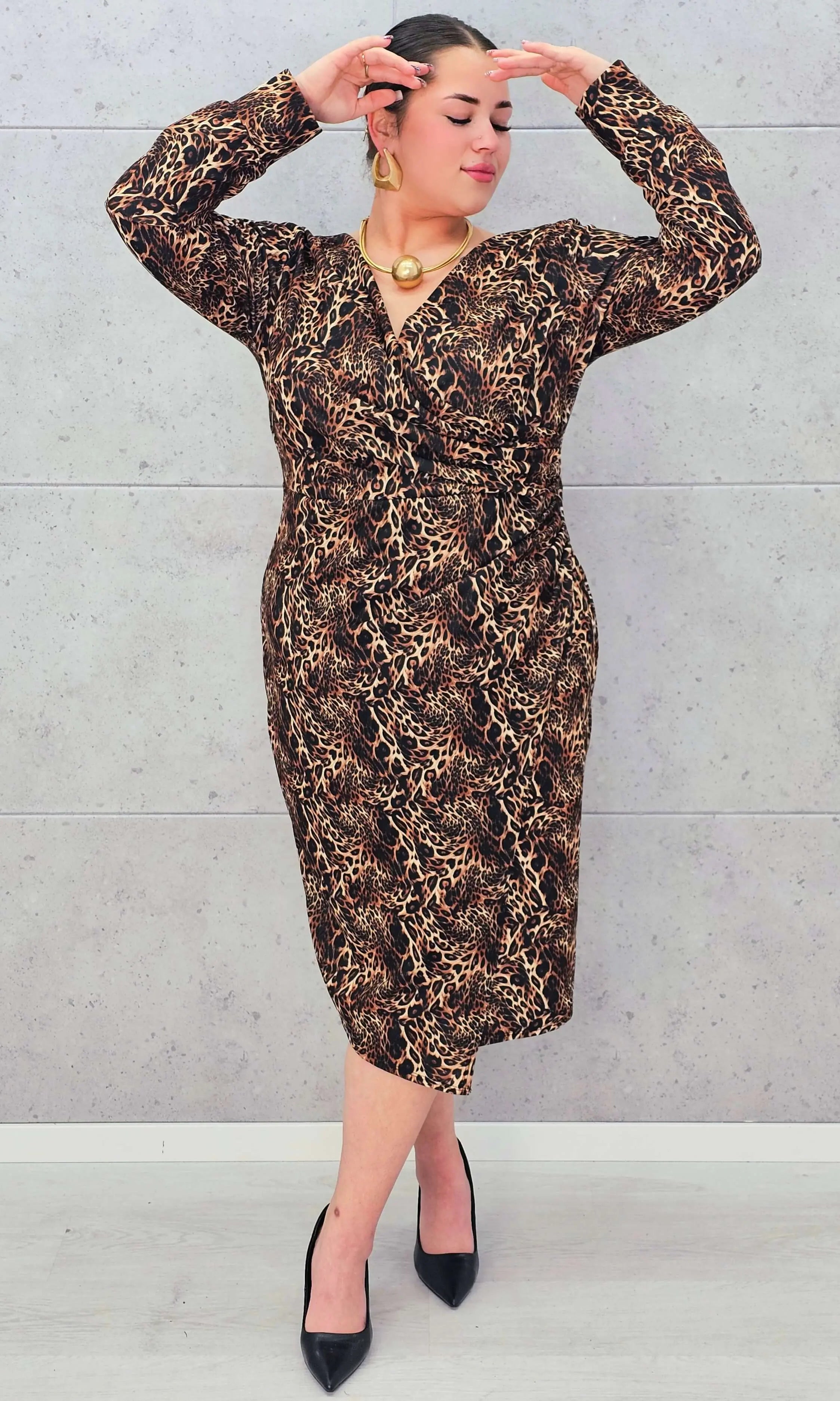 Sukienka w zwierzęcy wzór – elegancja i dzikość w jednym Stylowa XL