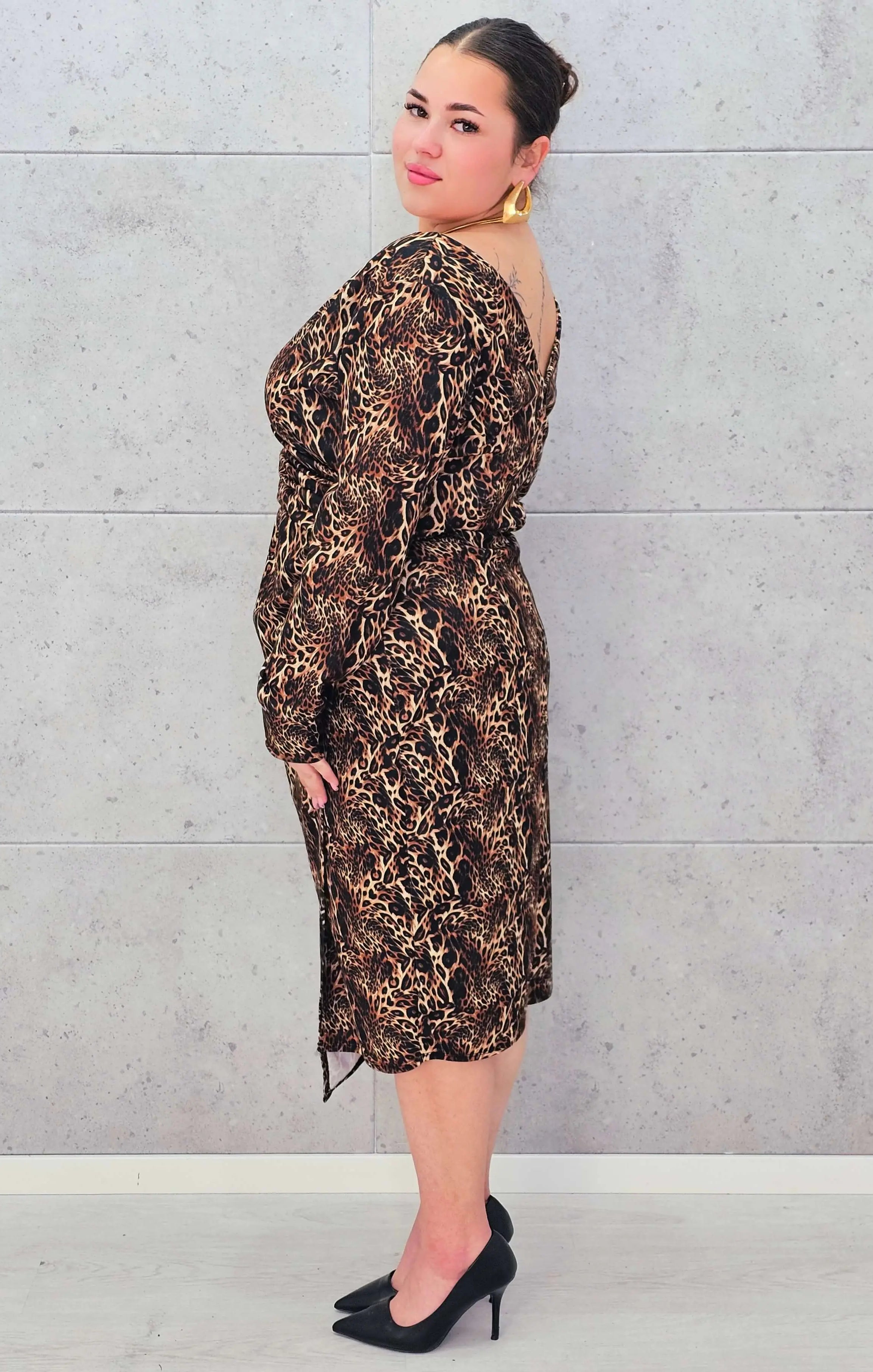 Sukienka w zwierzęcy wzór – elegancja i dzikość w jednym Stylowa XL