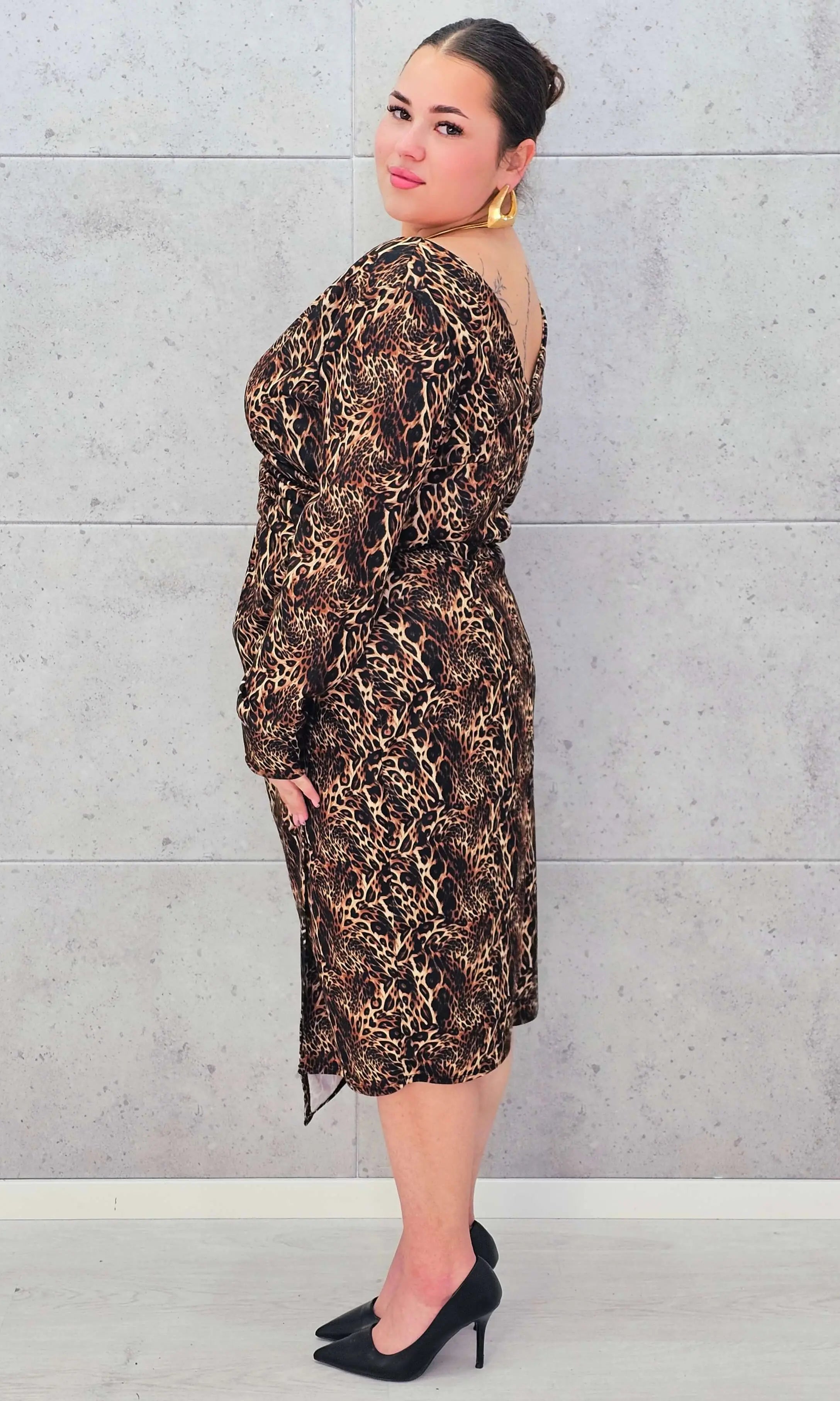 Sukienka w zwierzęcy wzór – elegancja i dzikość w jednym Stylowa XL