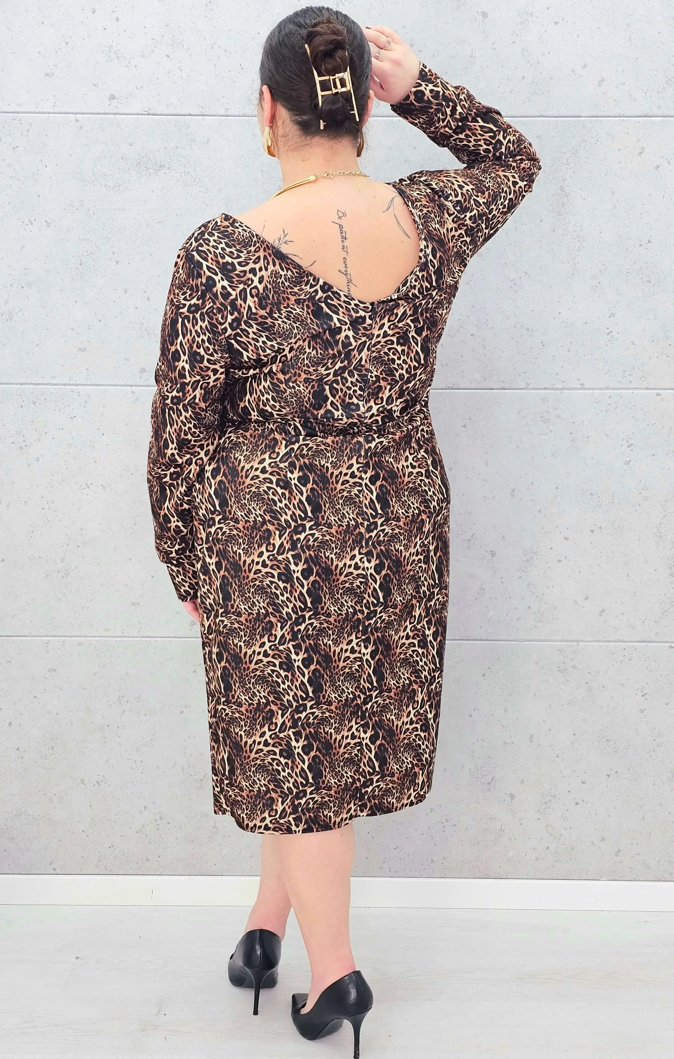 Sukienka w zwierzęcy wzór – elegancja i dzikość w jednym Stylowa XL