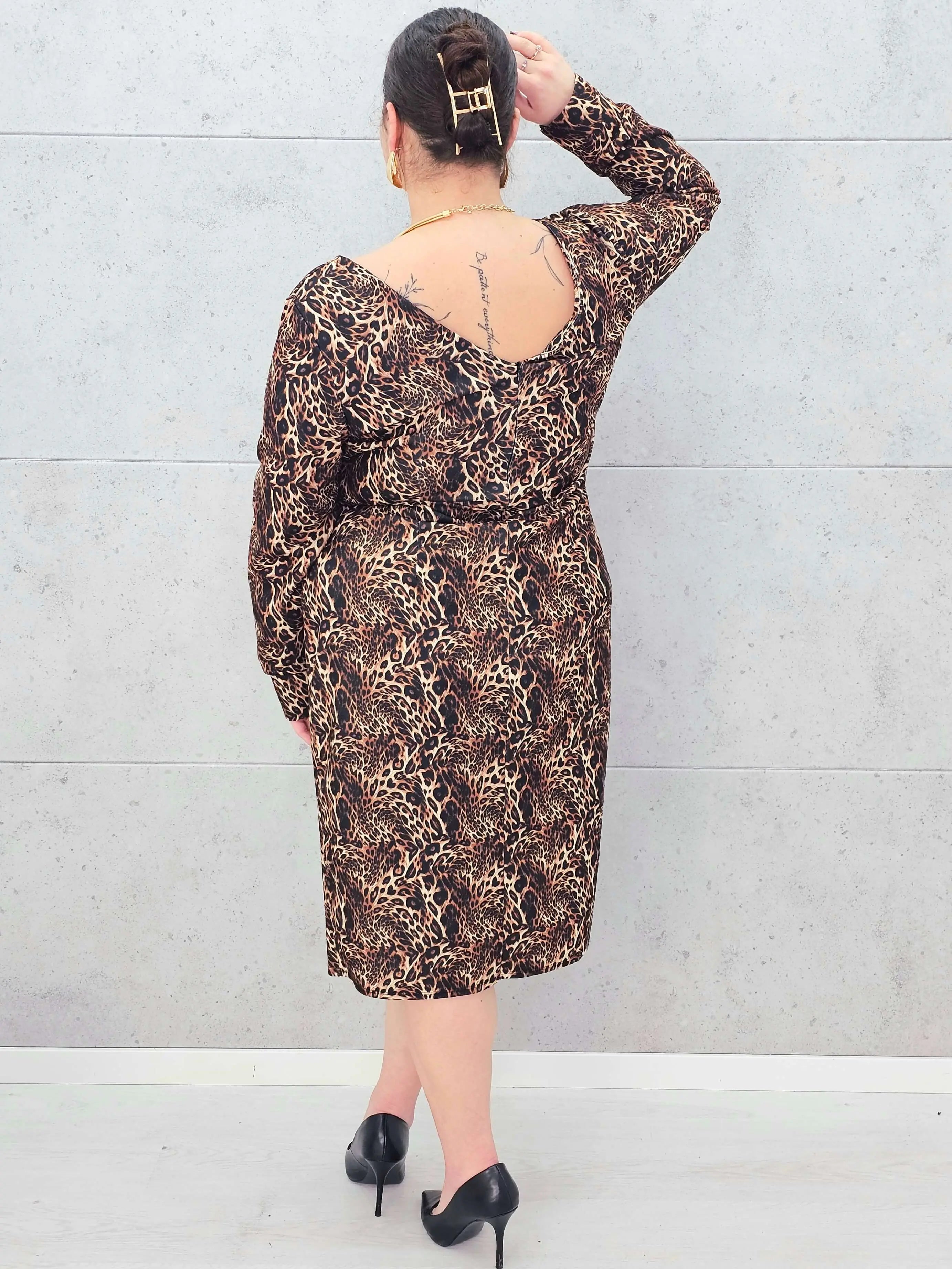 Sukienka w zwierzęcy wzór – elegancja i dzikość w jednym Stylowa XL