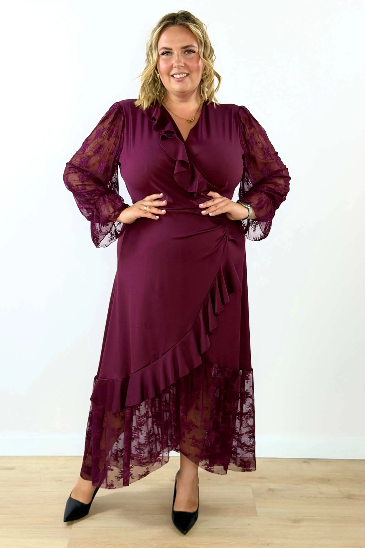 Sukienka wizytowa plus size z koronką i falbanami – zjawiskowy fason na wyjątkowe okazje Stylowa XL