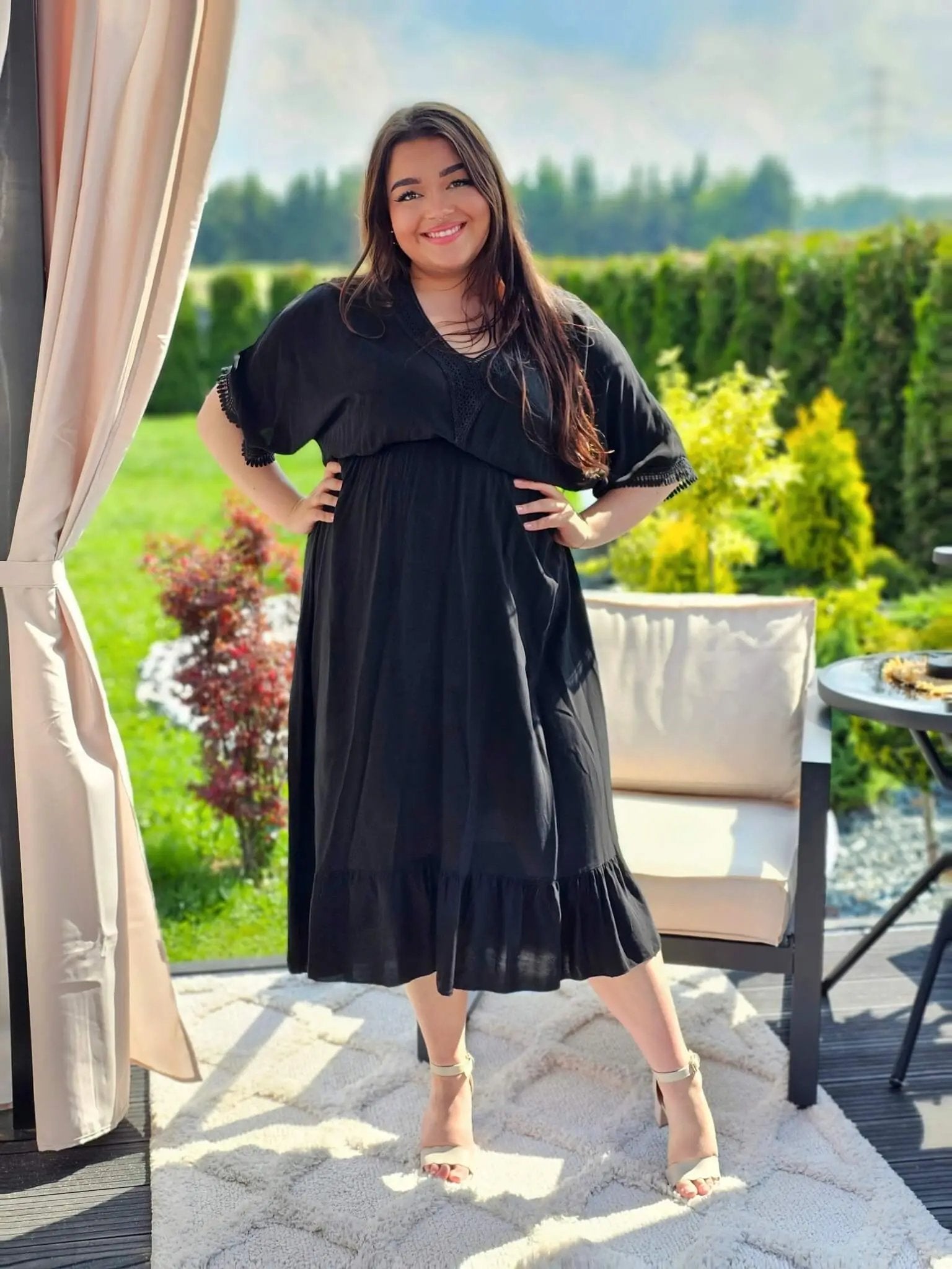 Sukienka  wstawkami haftu  - cztery kolory Stylowa XL