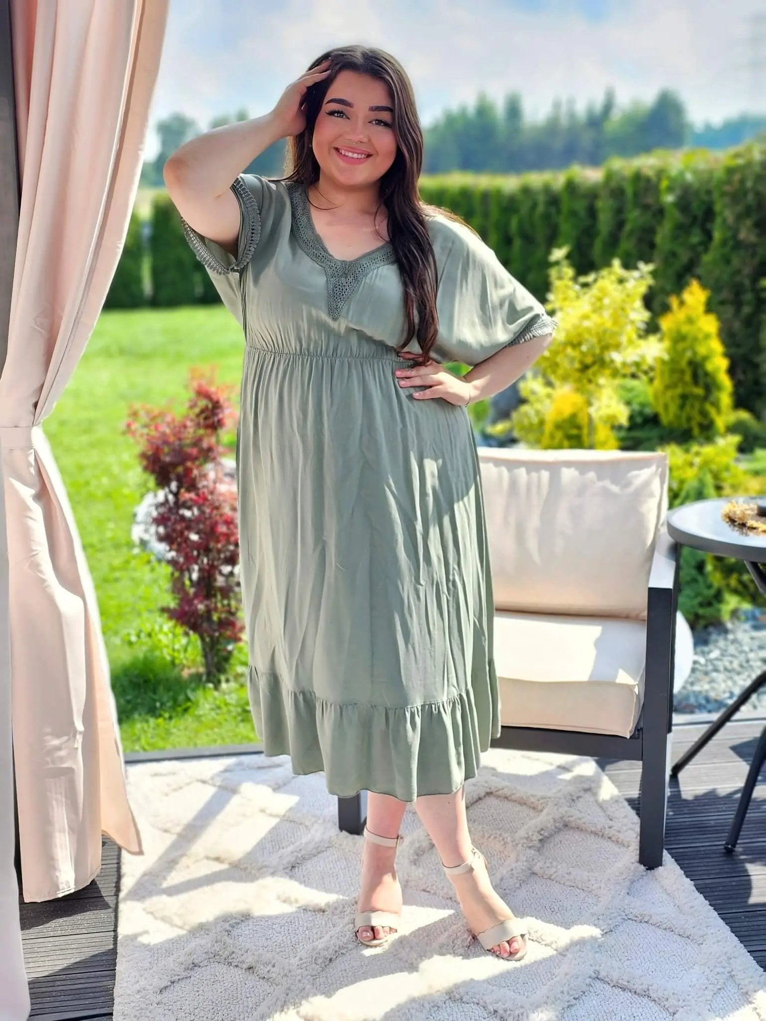 Sukienka  wstawkami haftu  - cztery kolory Stylowa XL