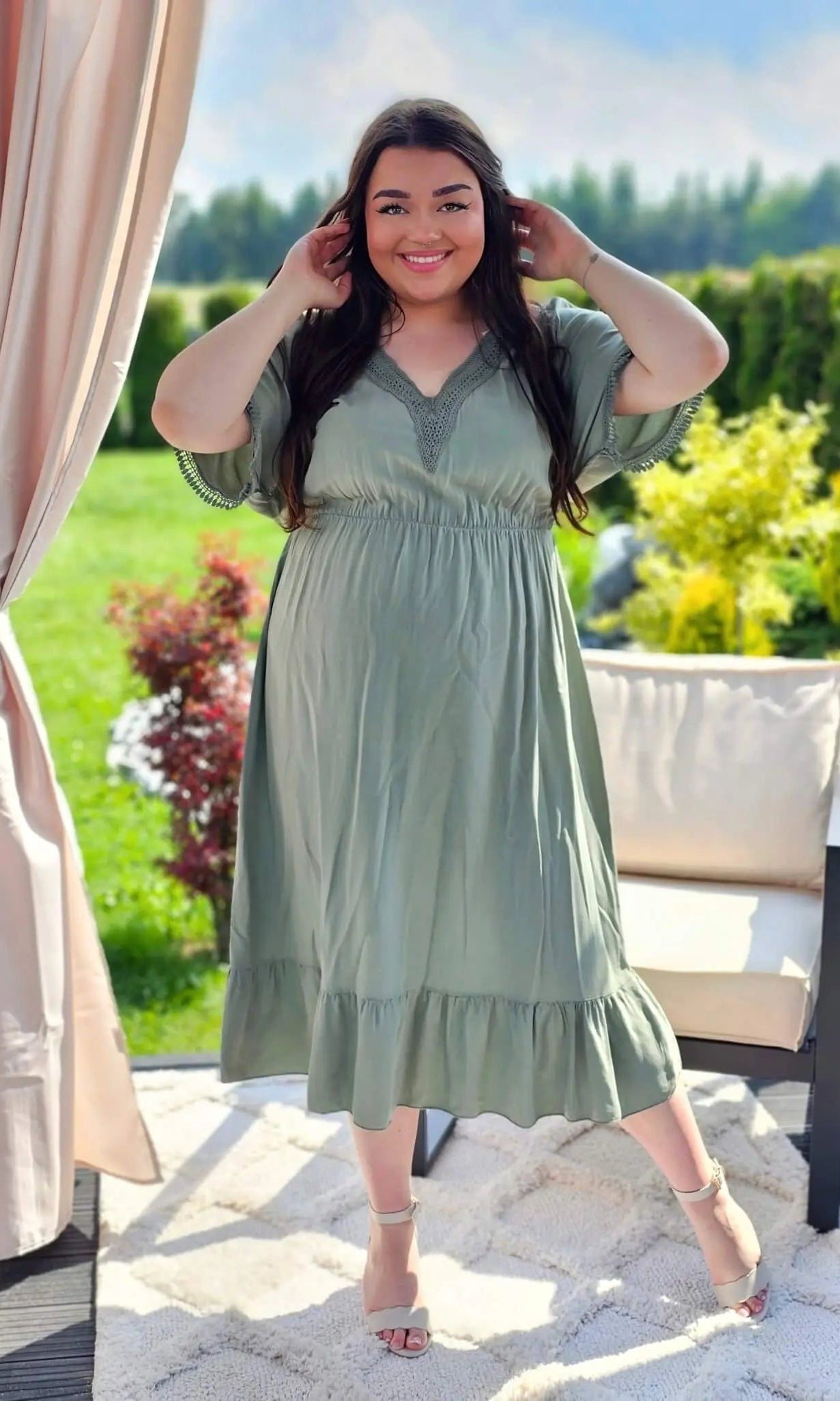 Sukienka  wstawkami haftu  - cztery kolory Stylowa XL