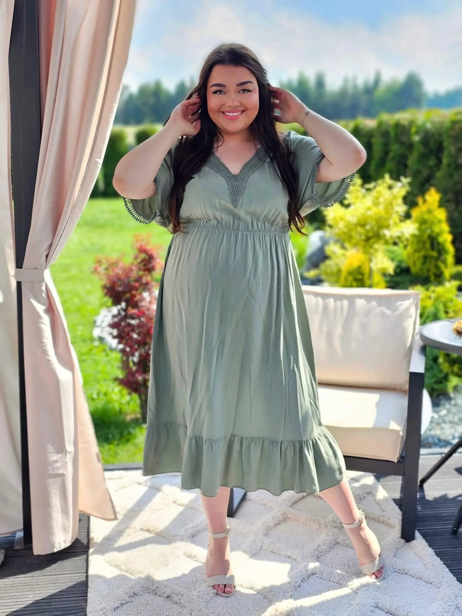 Sukienka  wstawkami haftu  - cztery kolory Stylowa XL