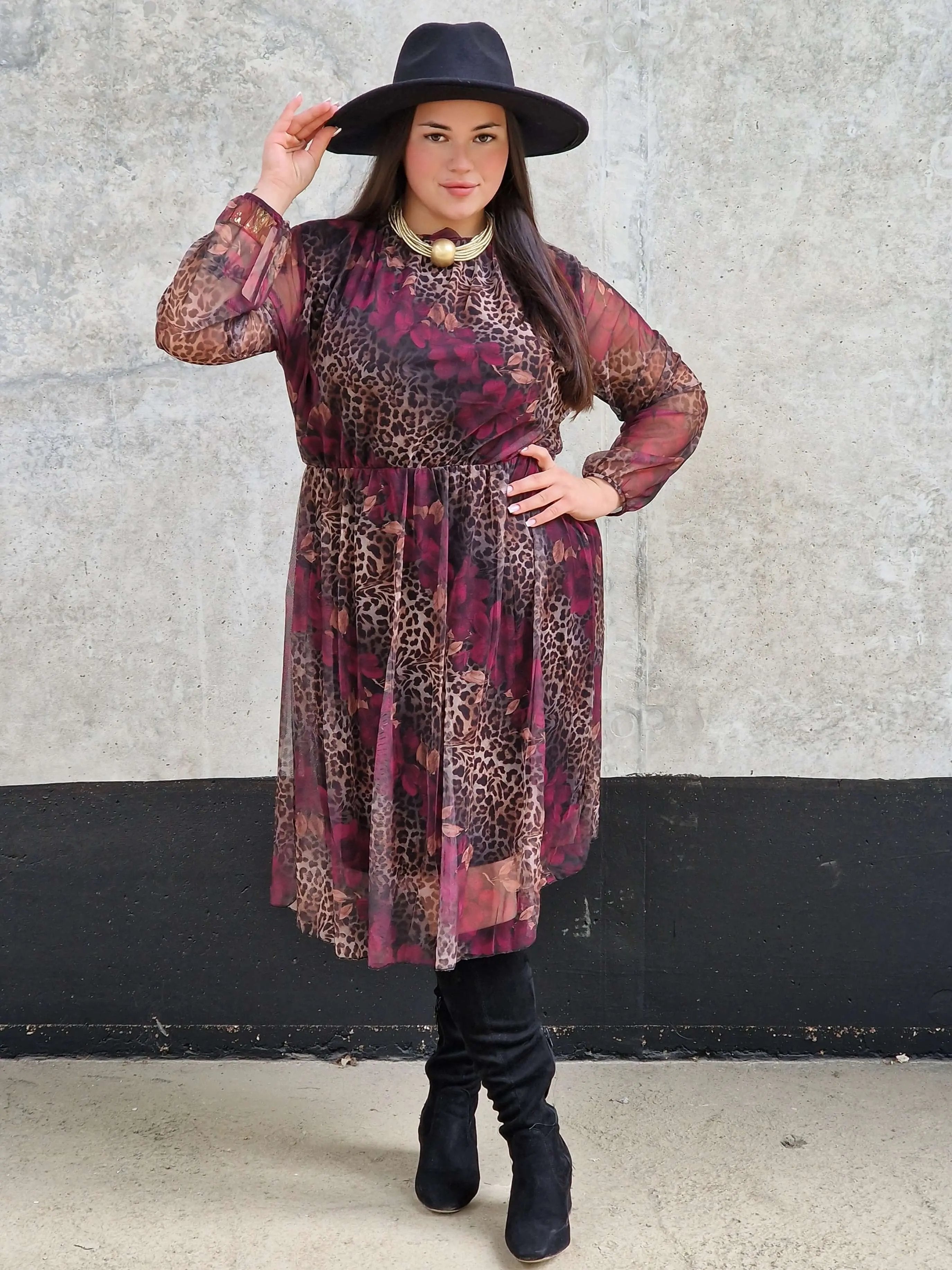 Sukienka z Kwiatowo-Zwierzęcym Wzorem i Falbanką przy Dekolcie - dwa kolory Stylowa XL