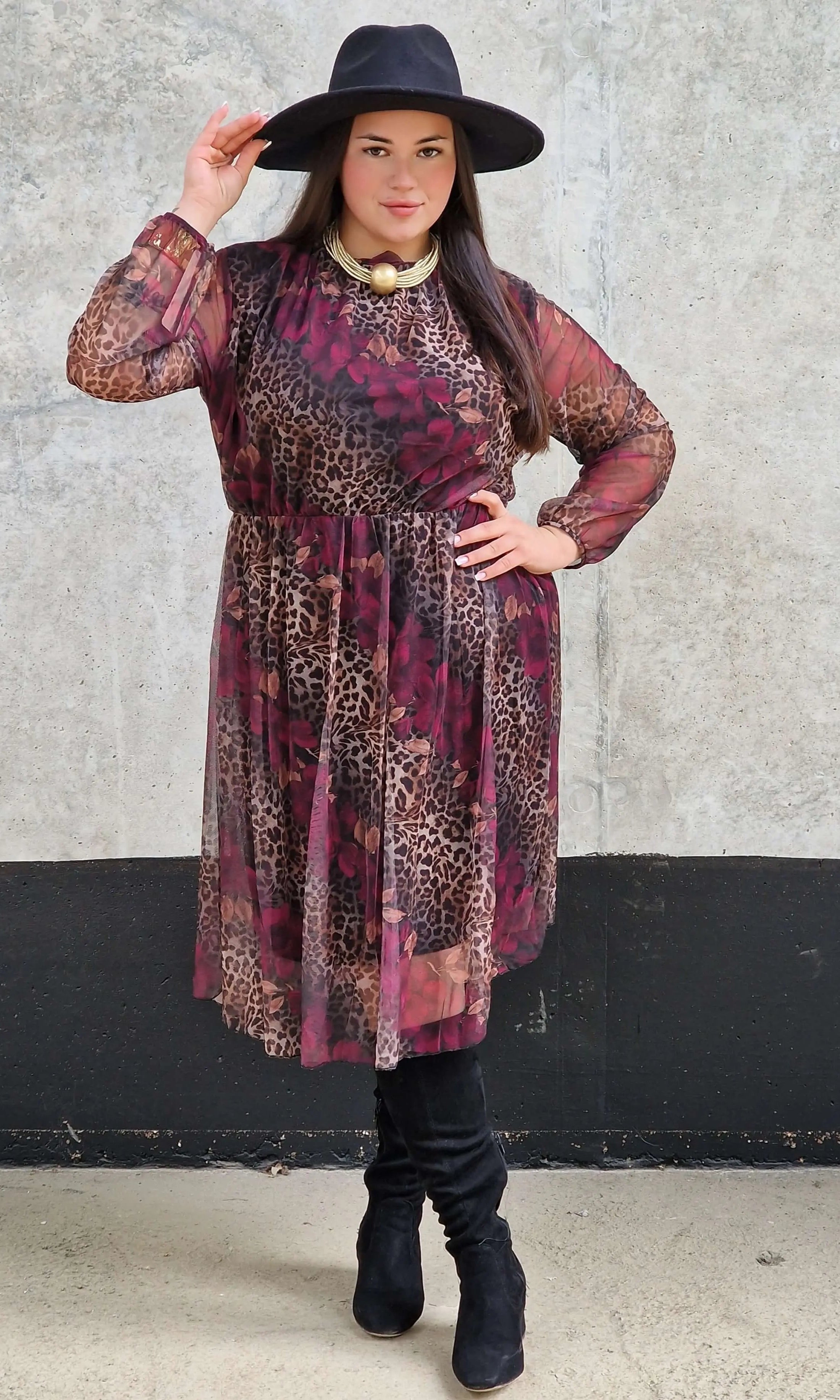 Sukienka  z Kwiatowo-Zwierzęcym Wzorem i Falbanką przy Dekolcie -  dwa kolory Stylowa XL