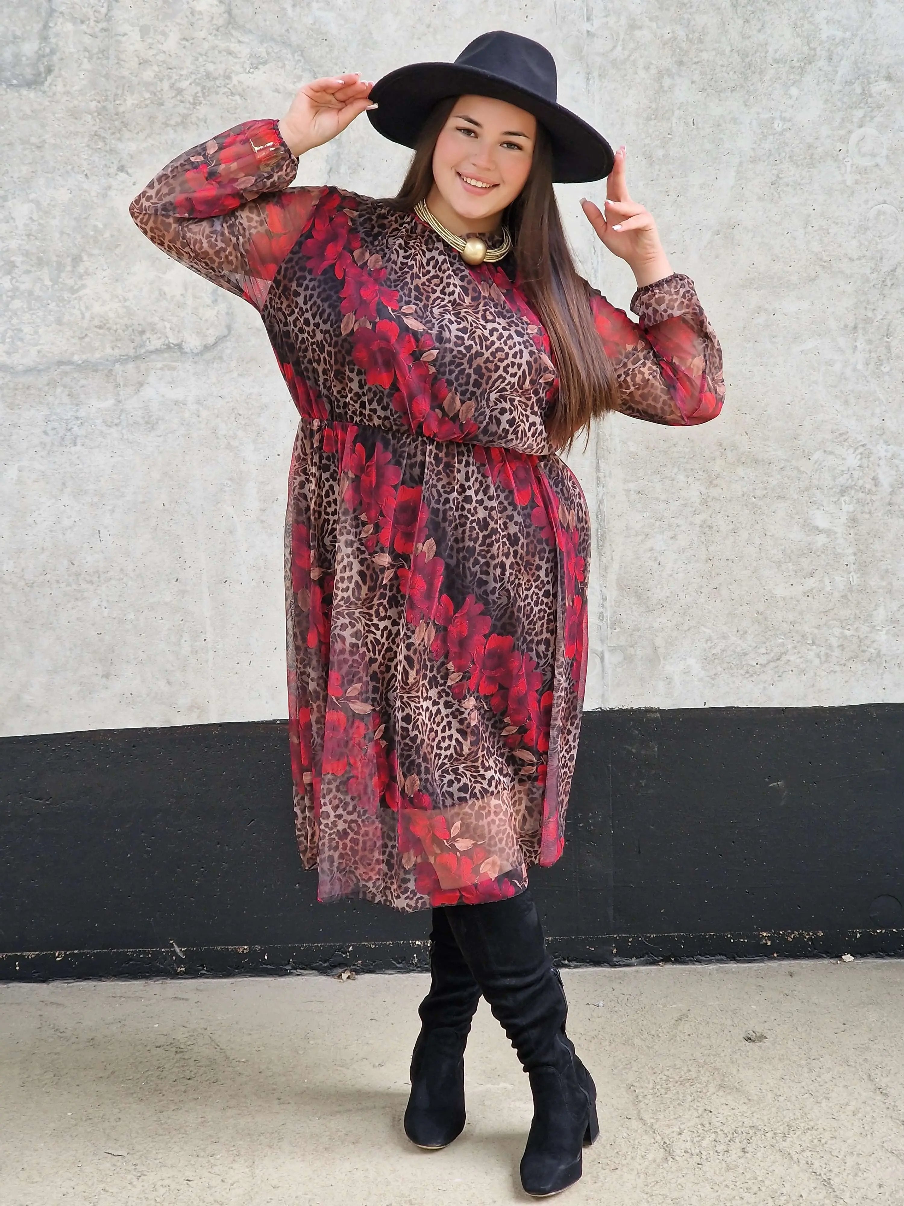 Sukienka  z Kwiatowo-Zwierzęcym Wzorem i Falbanką przy Dekolcie -  dwa kolory Stylowa XL