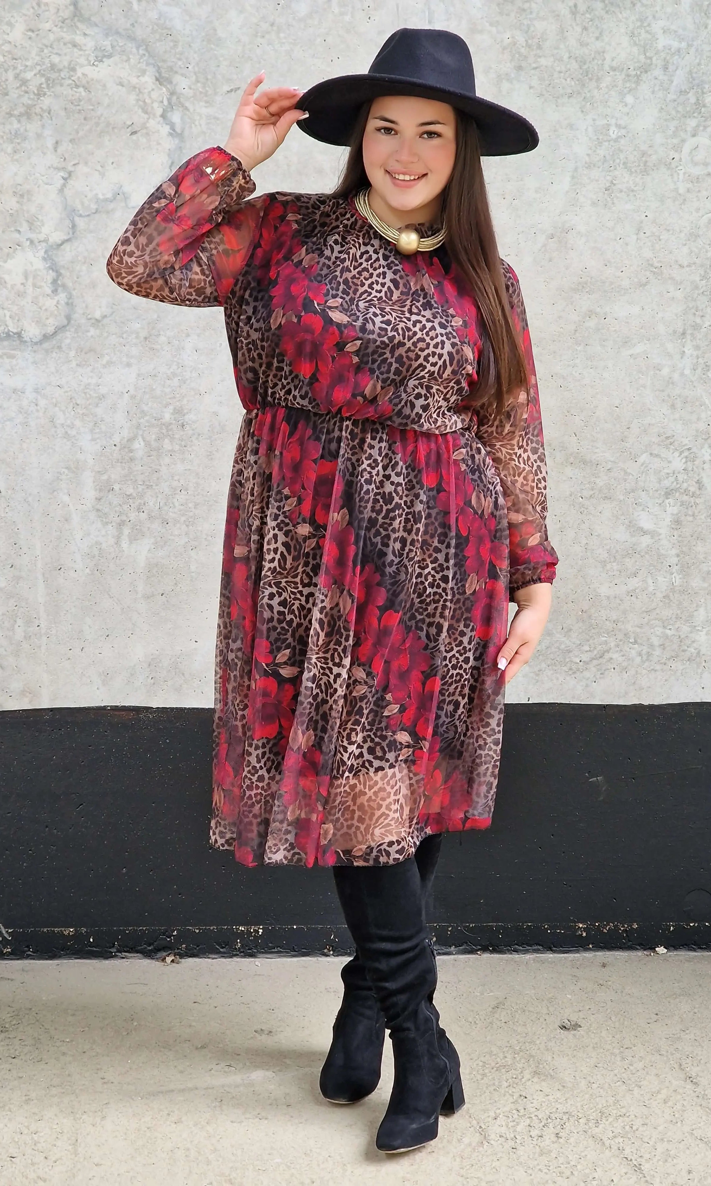 Sukienka  z Kwiatowo-Zwierzęcym Wzorem i Falbanką przy Dekolcie -  dwa kolory Stylowa XL