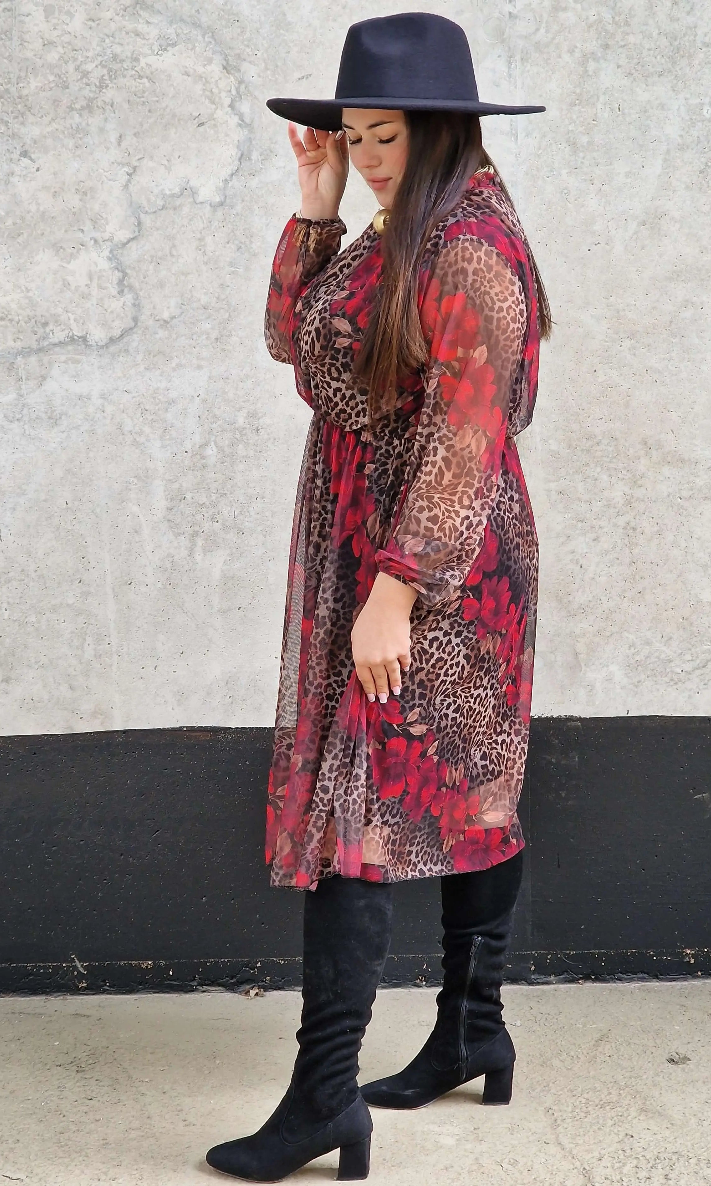 Sukienka  z Kwiatowo-Zwierzęcym Wzorem i Falbanką przy Dekolcie -  dwa kolory Stylowa XL