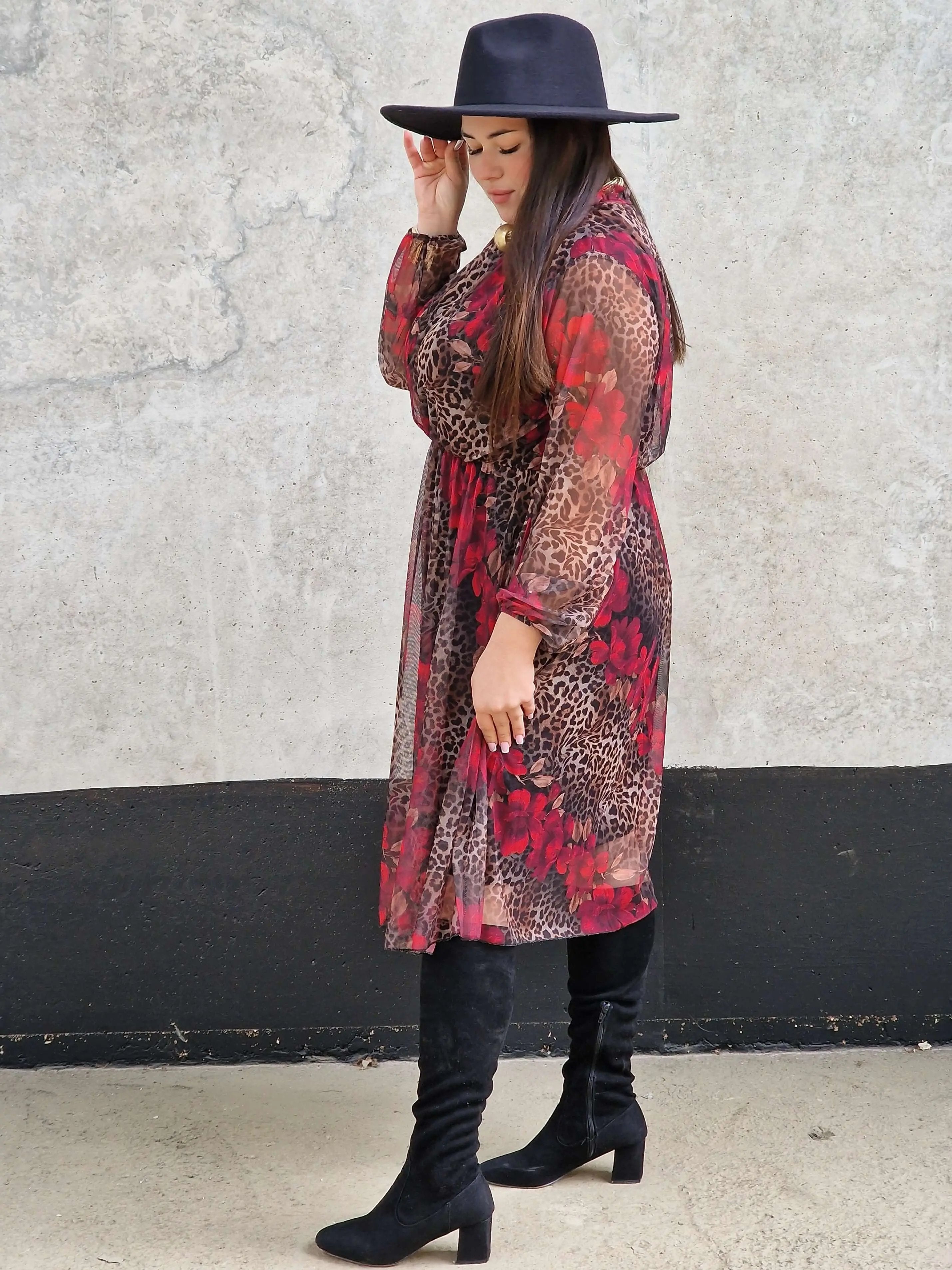 Sukienka  z Kwiatowo-Zwierzęcym Wzorem i Falbanką przy Dekolcie -  dwa kolory Stylowa XL