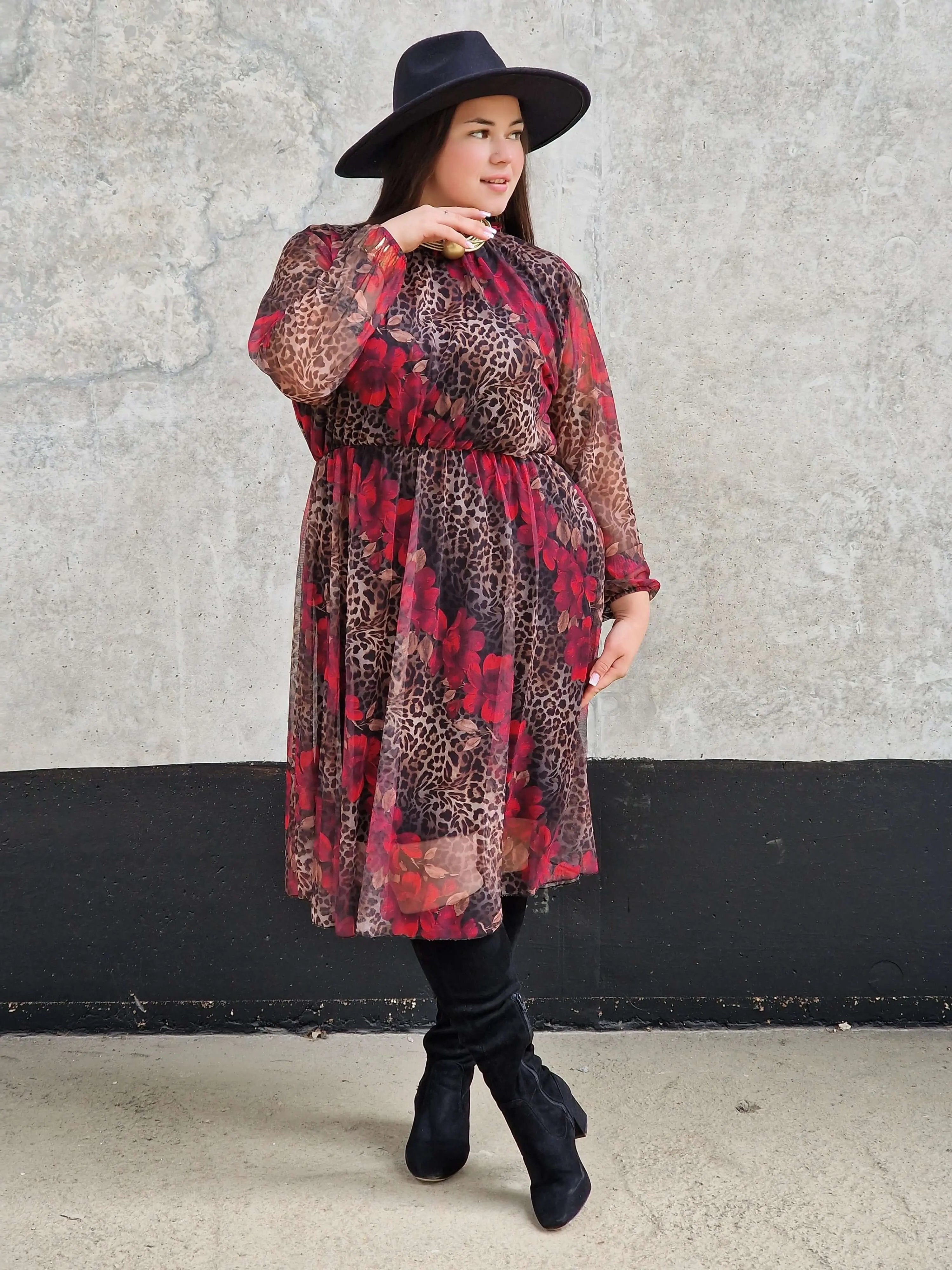 Sukienka z Kwiatowo-Zwierzęcym Wzorem i Falbanką przy Dekolcie - dwa kolory Stylowa XL