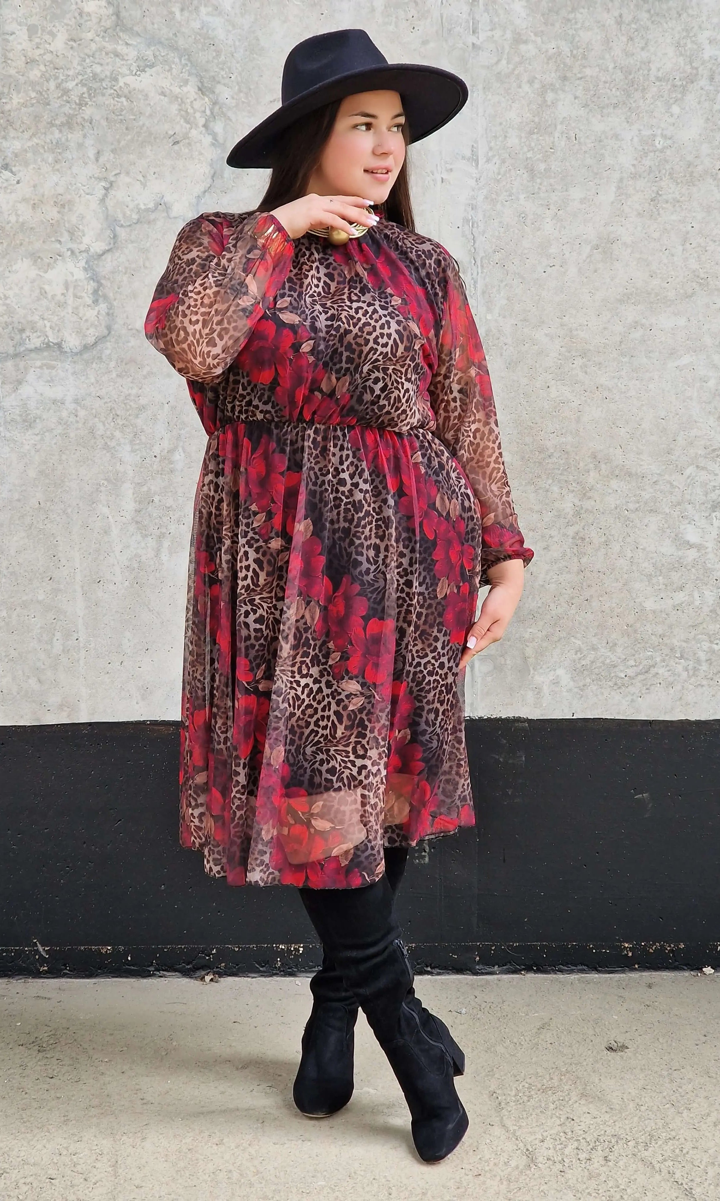 Sukienka  z Kwiatowo-Zwierzęcym Wzorem i Falbanką przy Dekolcie -  dwa kolory Stylowa XL