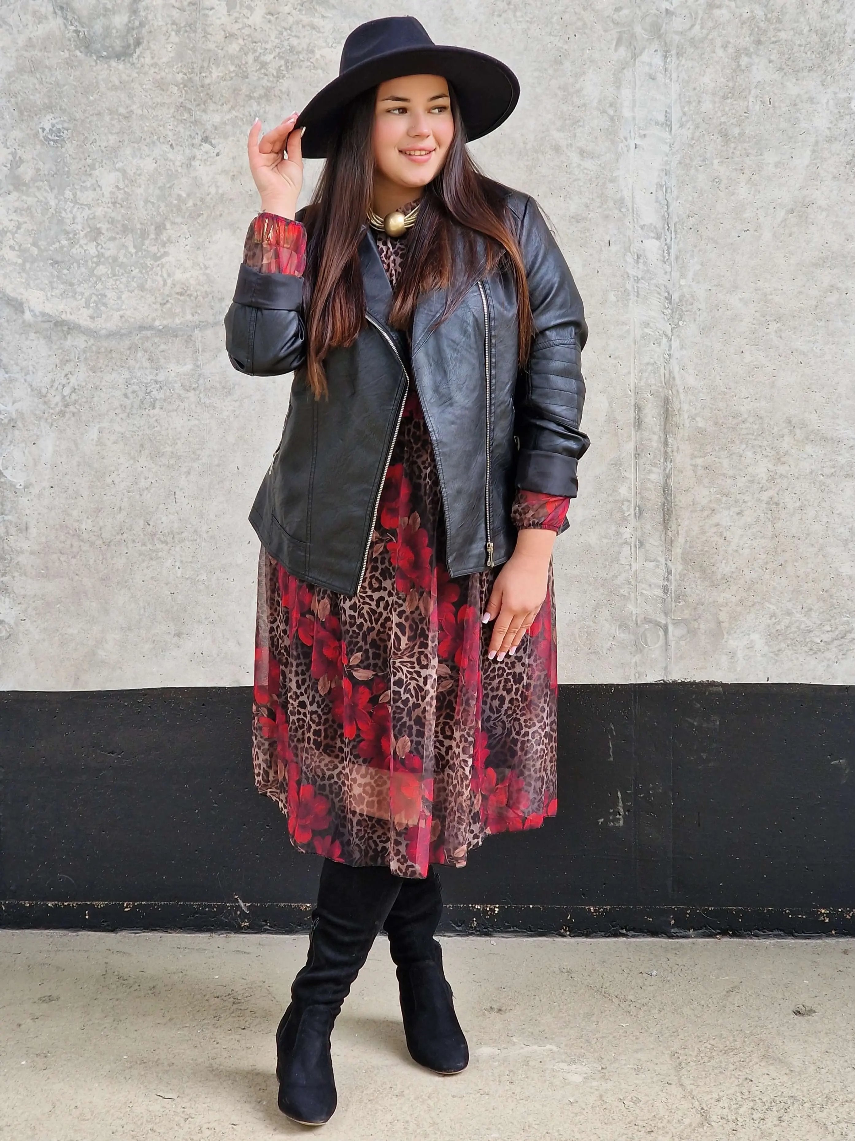 Sukienka z Kwiatowo-Zwierzęcym Wzorem i Falbanką przy Dekolcie - dwa kolory Stylowa XL