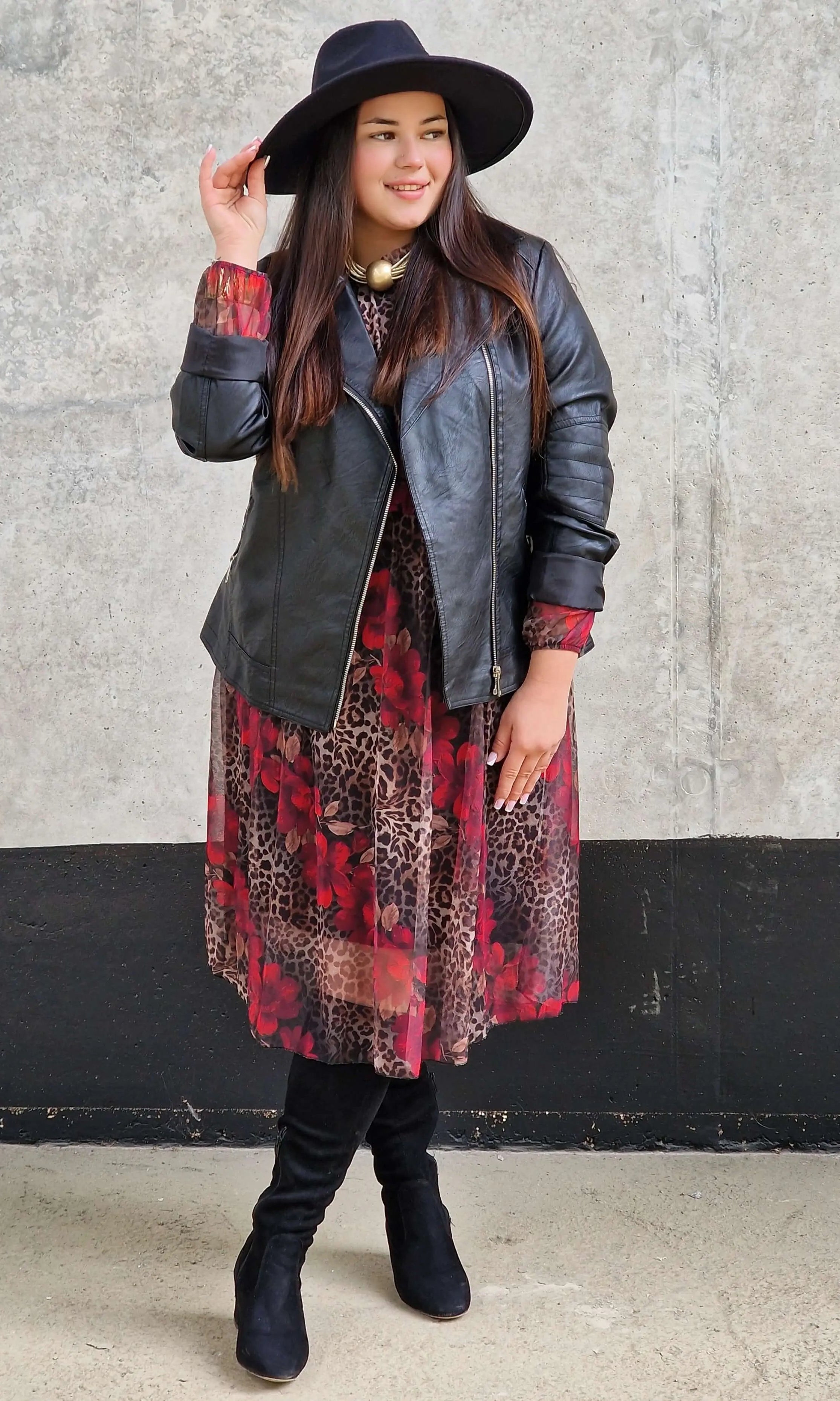 Sukienka  z Kwiatowo-Zwierzęcym Wzorem i Falbanką przy Dekolcie -  dwa kolory Stylowa XL