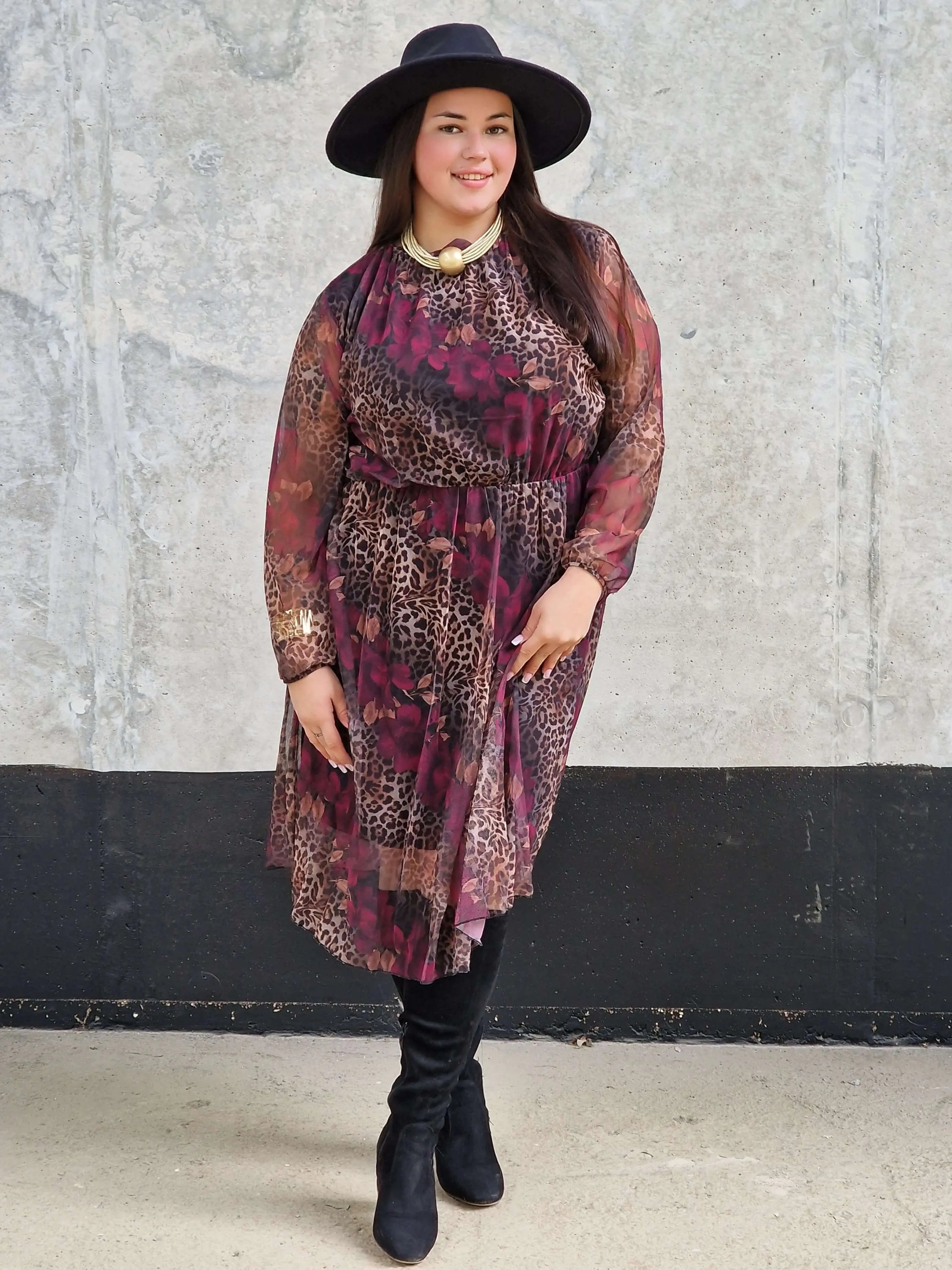 Sukienka z Kwiatowo-Zwierzęcym Wzorem i Falbanką przy Dekolcie - dwa kolory Stylowa XL