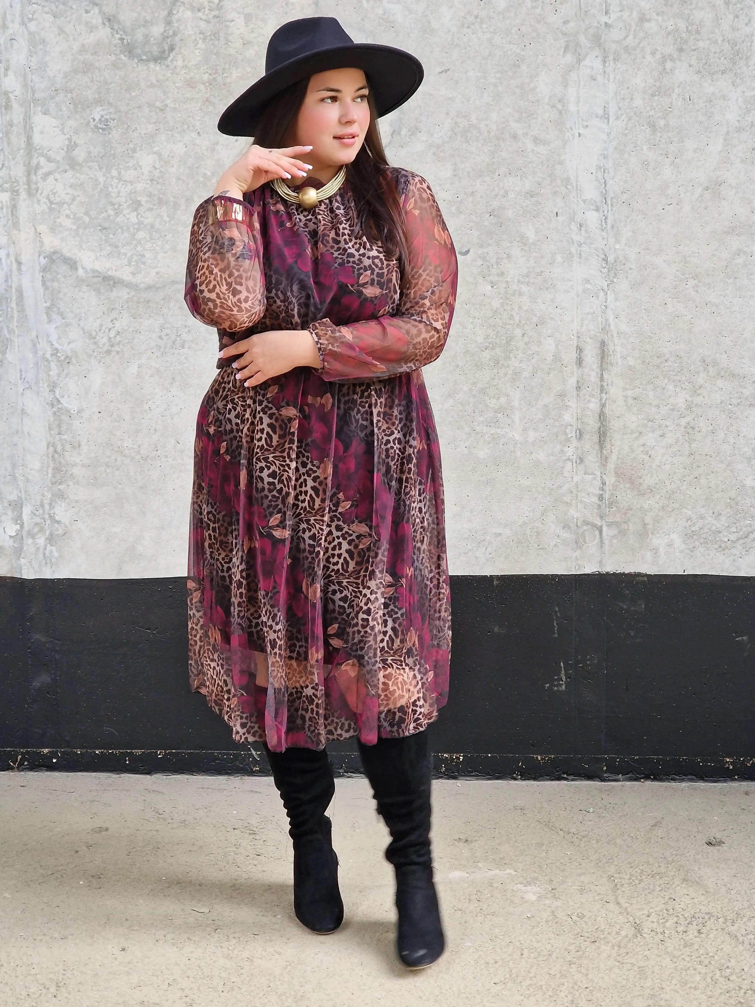 Sukienka z Kwiatowo-Zwierzęcym Wzorem i Falbanką przy Dekolcie - dwa kolory Stylowa XL