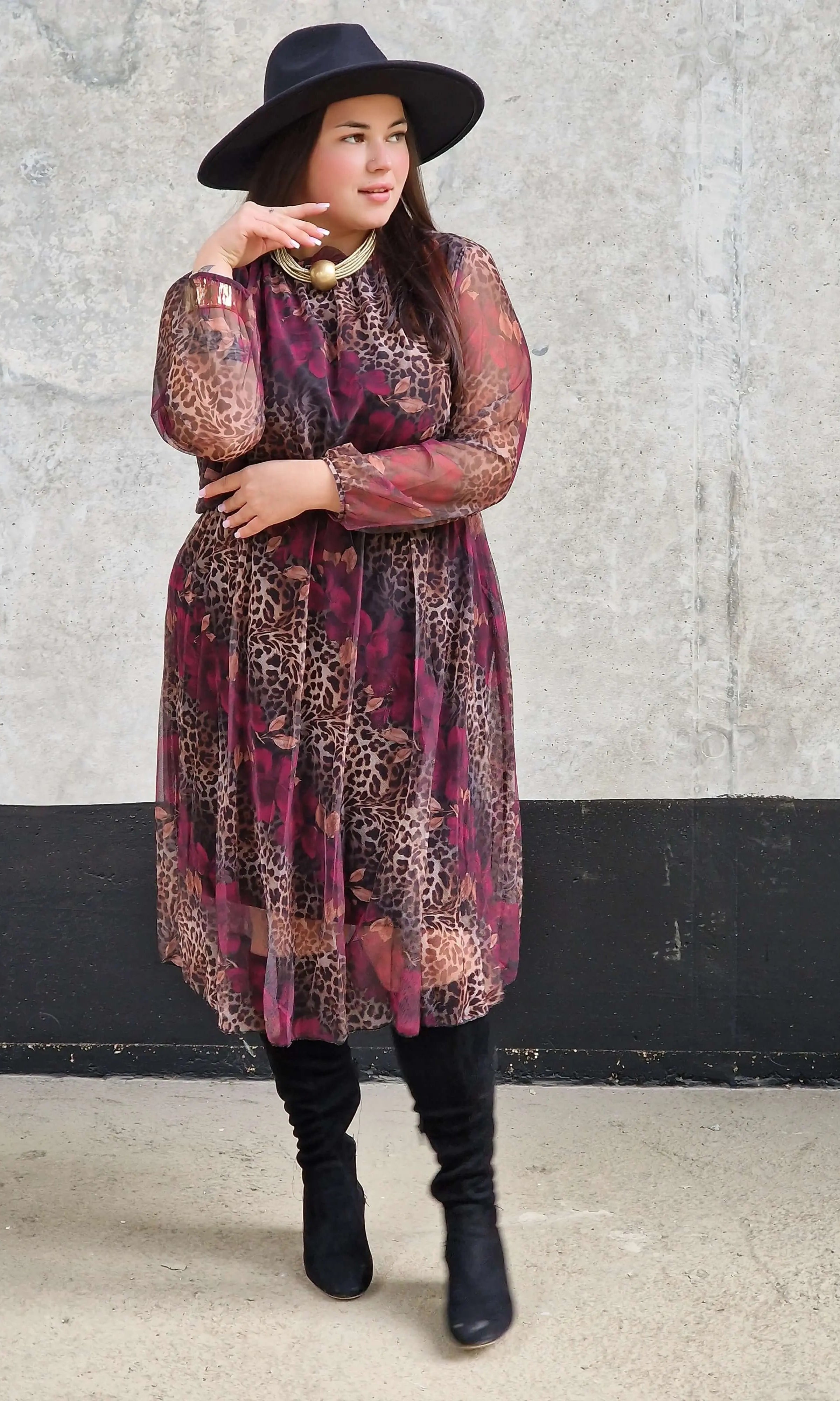 Sukienka  z Kwiatowo-Zwierzęcym Wzorem i Falbanką przy Dekolcie -  dwa kolory Stylowa XL