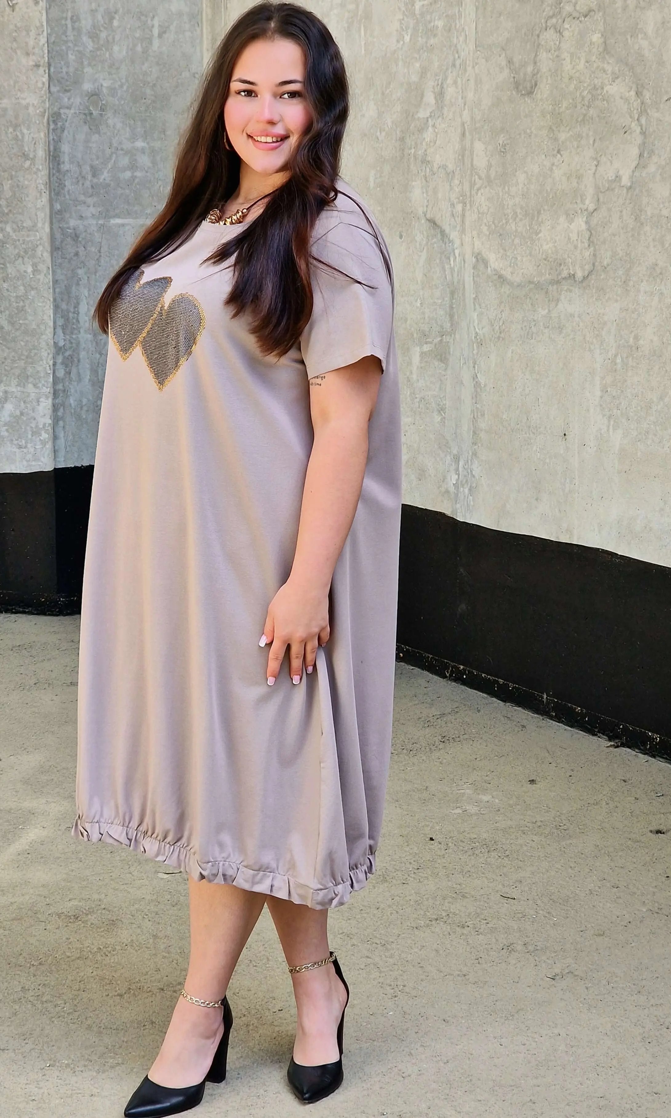 Sukienka z aplikacją serduszek Stylowa XL