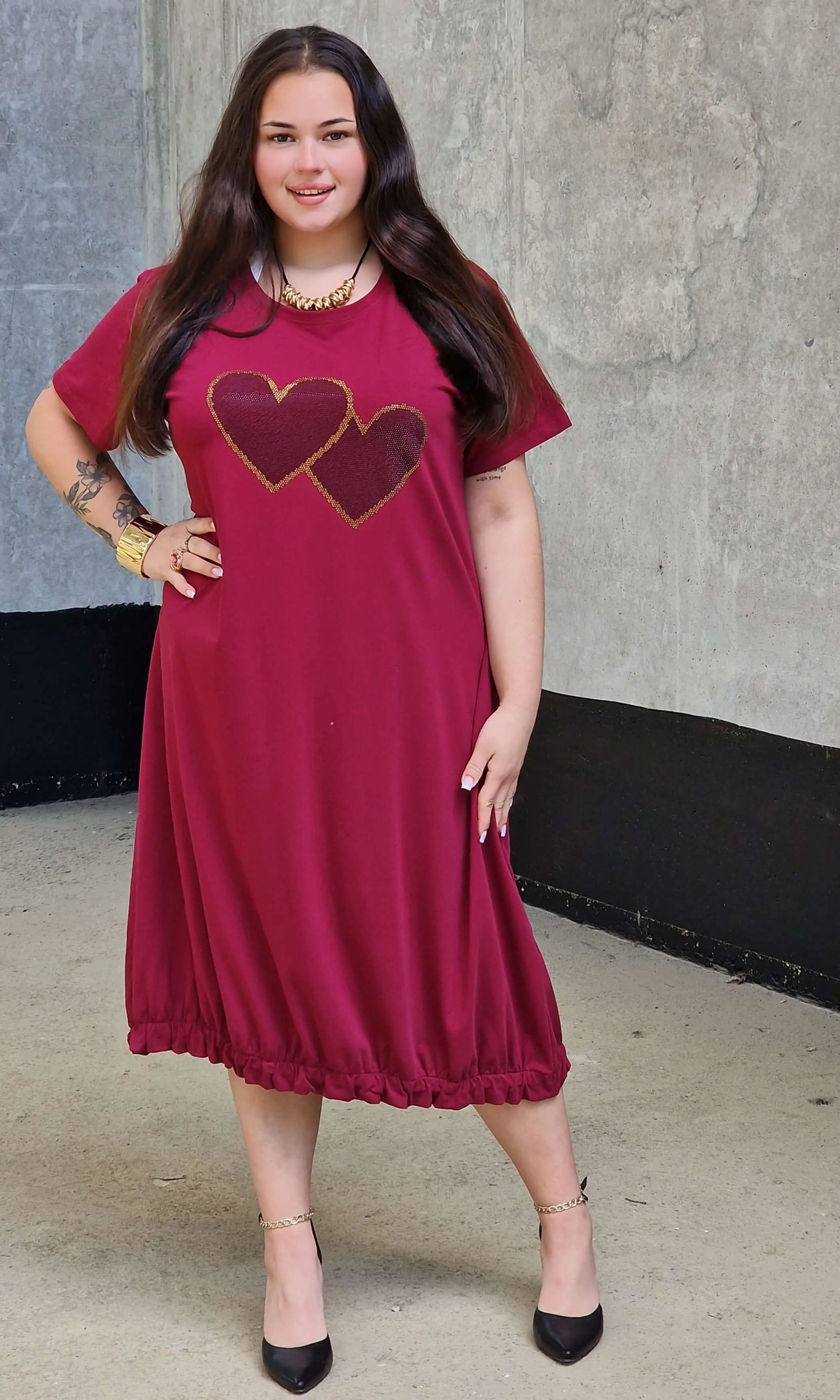 Sukienka z aplikacją serduszek Stylowa XL