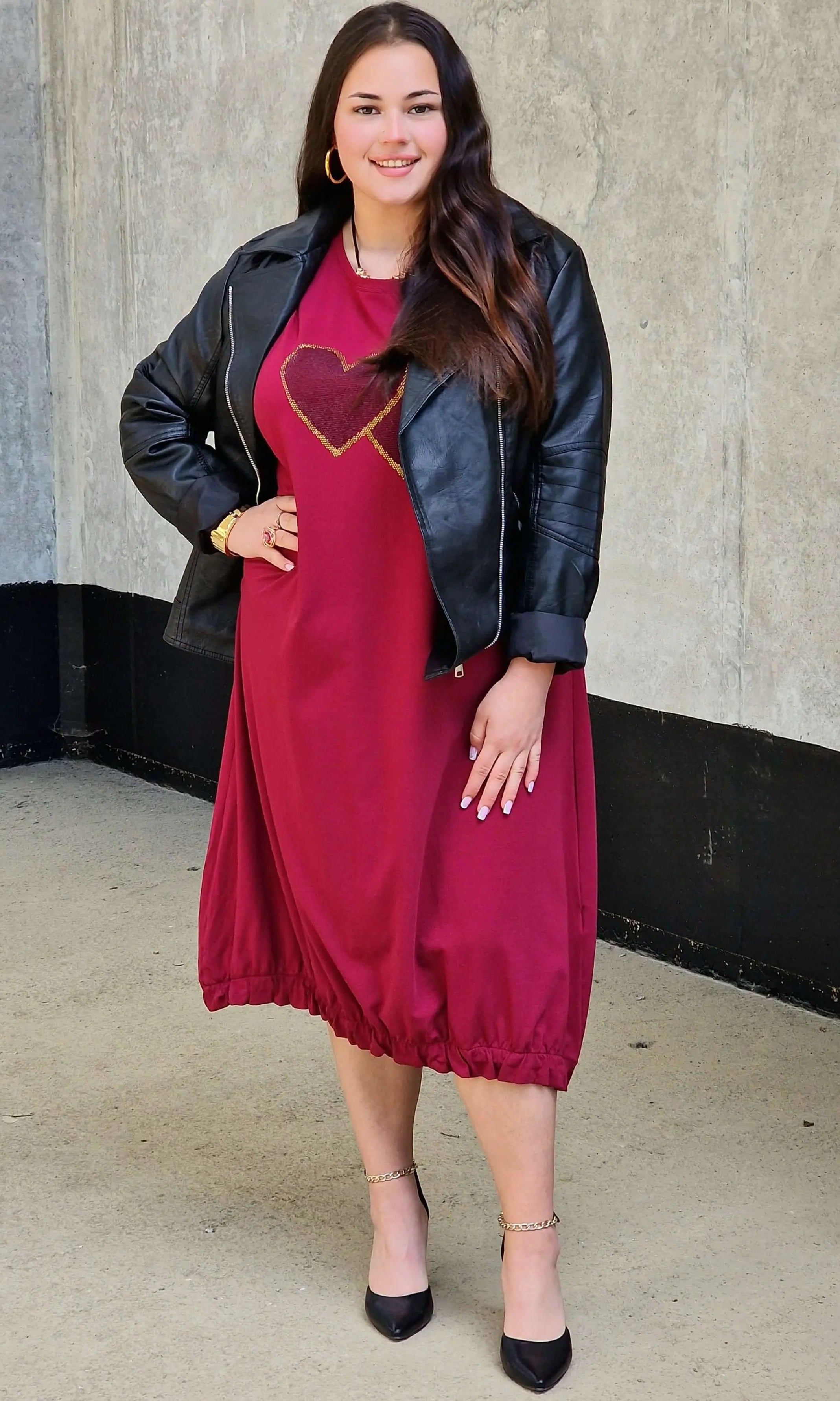 Sukienka z aplikacją serduszek Stylowa XL