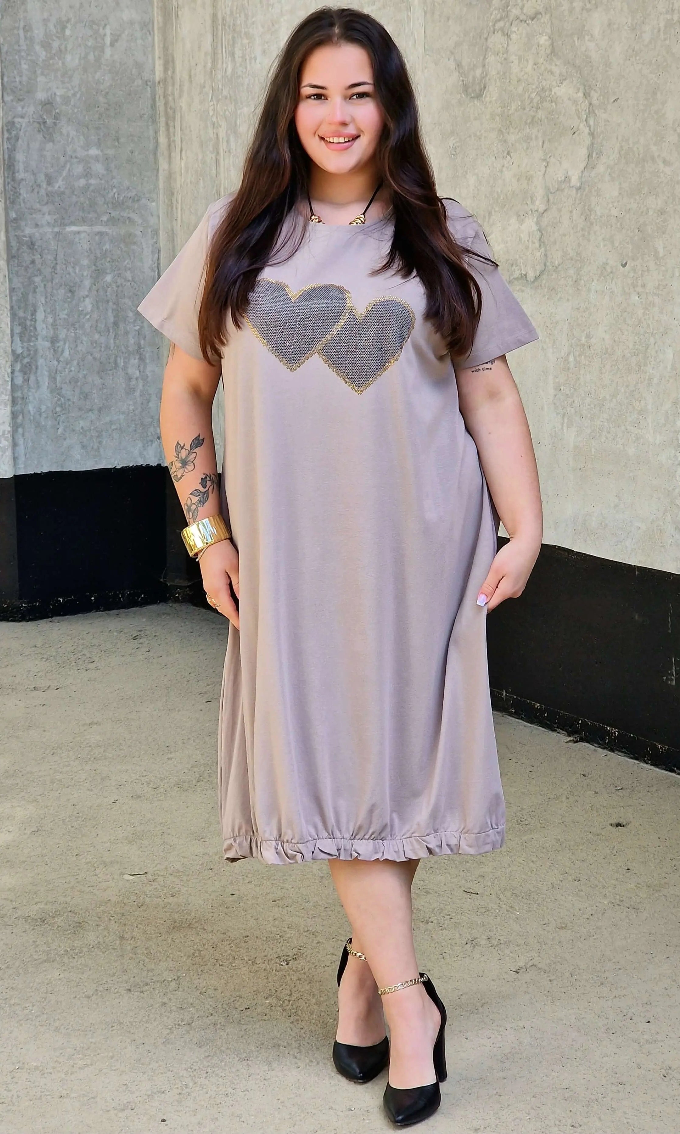 Sukienka z aplikacją serduszek Stylowa XL