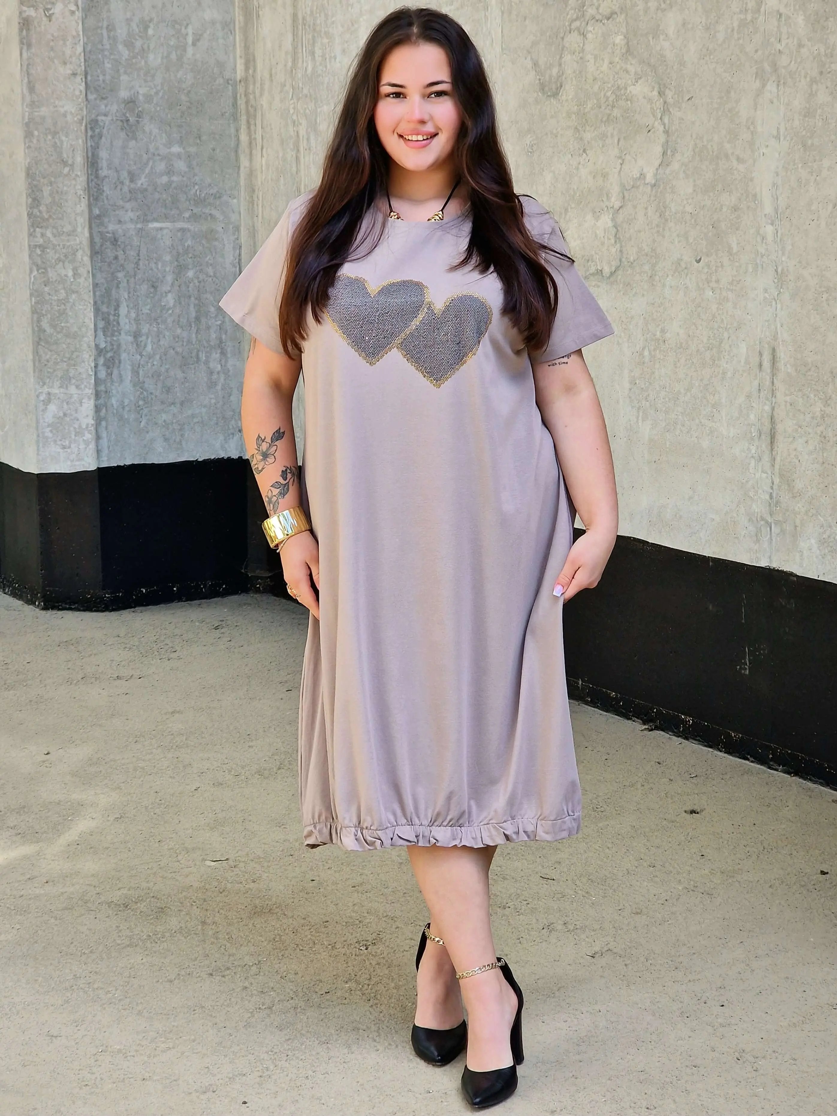 Sukienka z aplikacją serduszek Stylowa XL