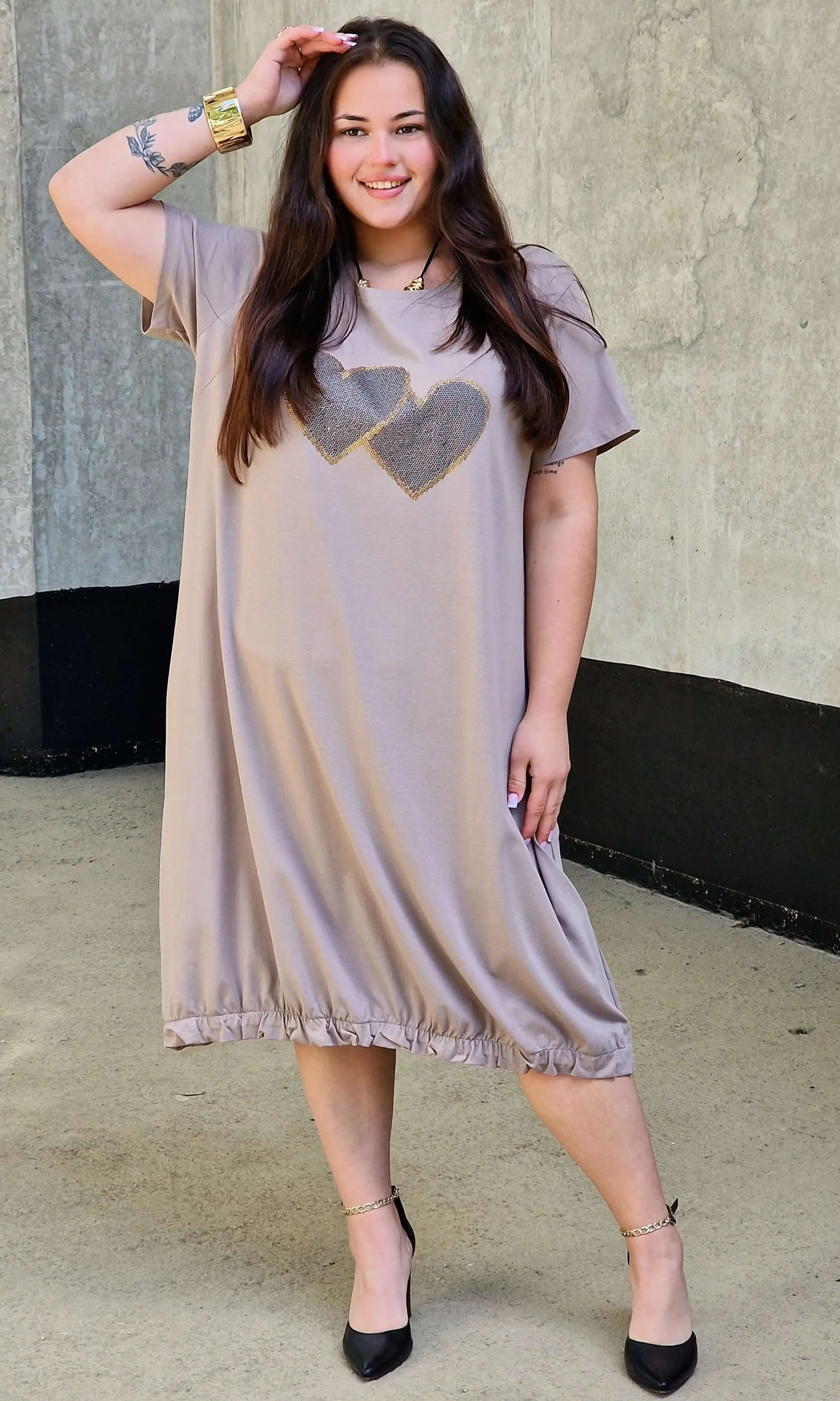 Sukienka z aplikacją serduszek Stylowa XL