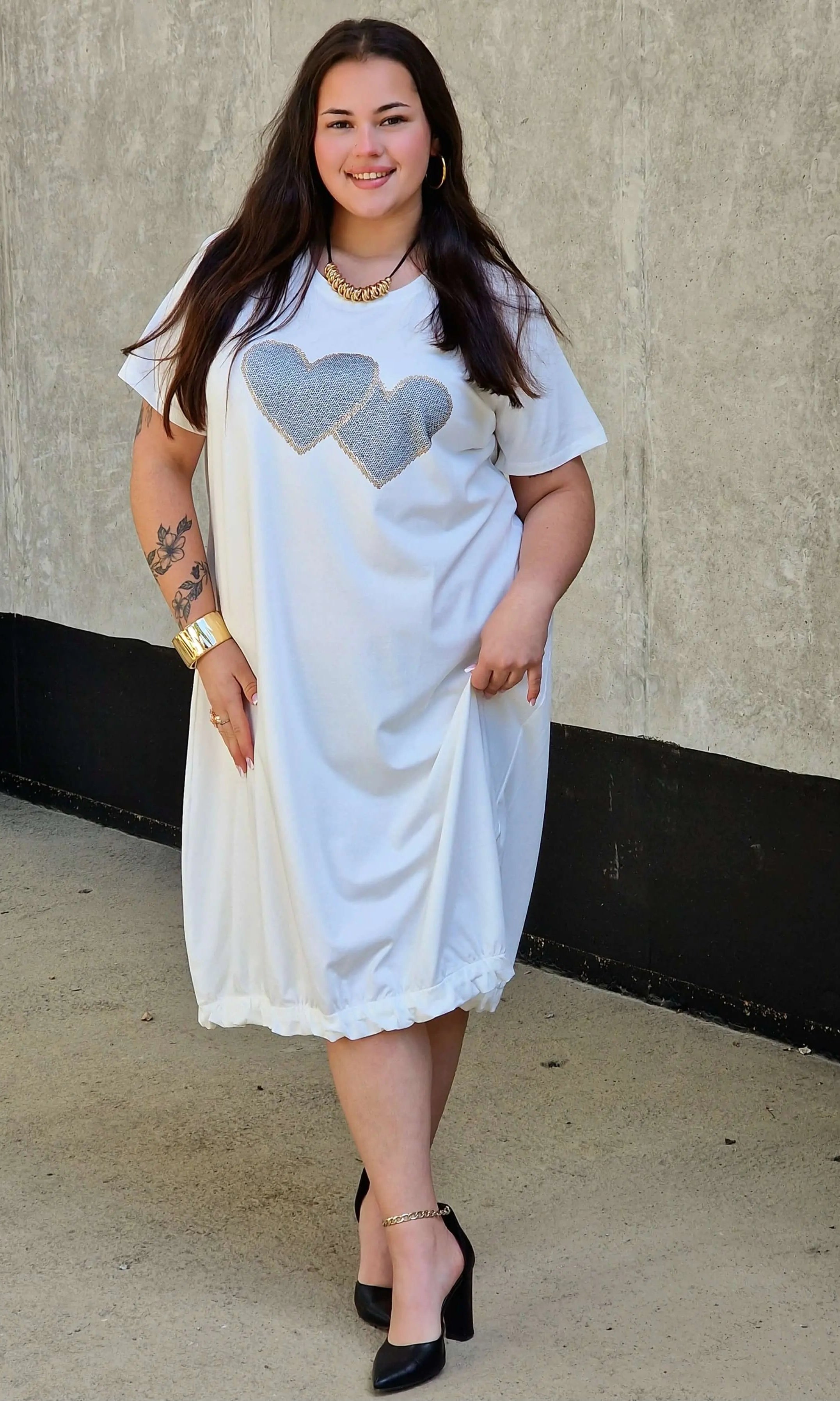 Sukienka z aplikacją serduszek Stylowa XL