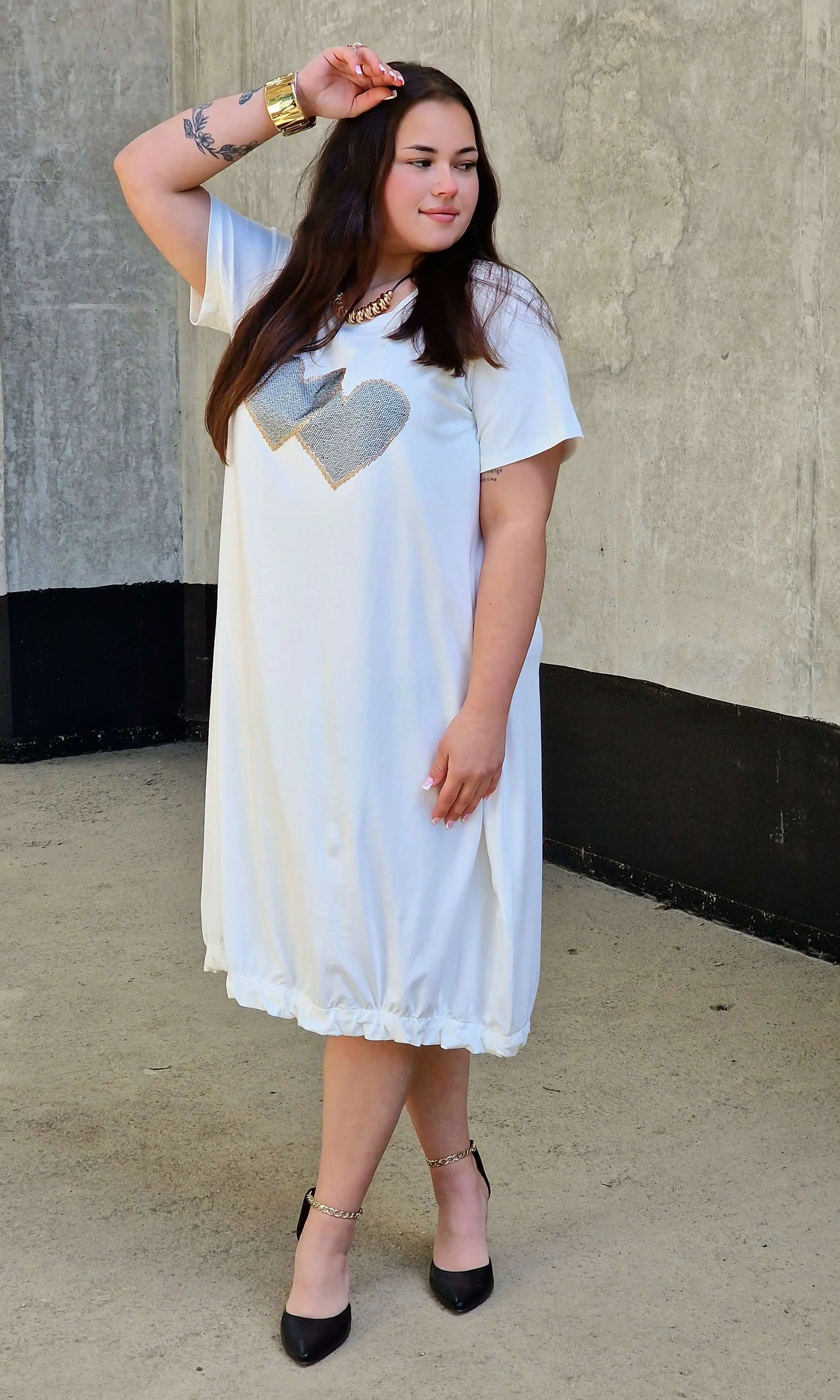 Sukienka z aplikacją serduszek Stylowa XL