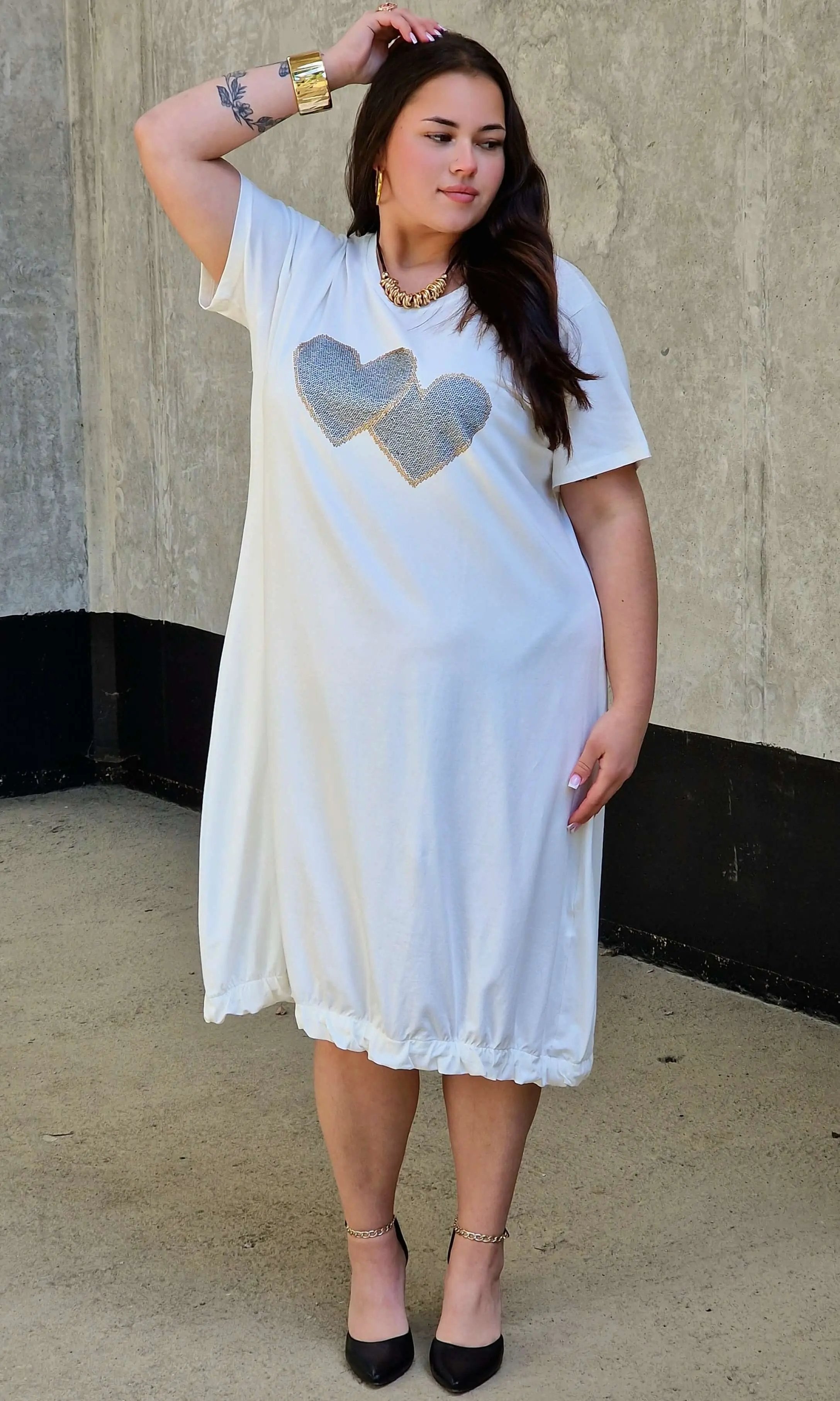 Sukienka z aplikacją serduszek Stylowa XL